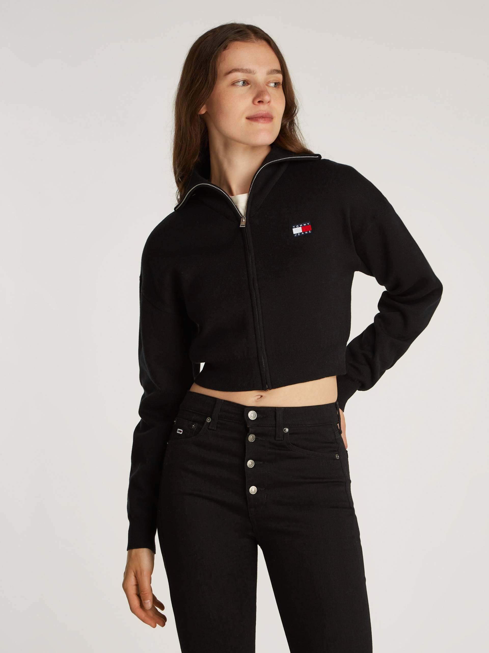 Tommy Jeans Strickjacke »TJW CRP BADGE ZIP THRU CARDIGAN«, in Cropped Form Tommy Jeans Strickjacke »TJW CRP BADGE ZIP THRU CARDIGAN«, in Cropped Form von TOMMY JEANS
