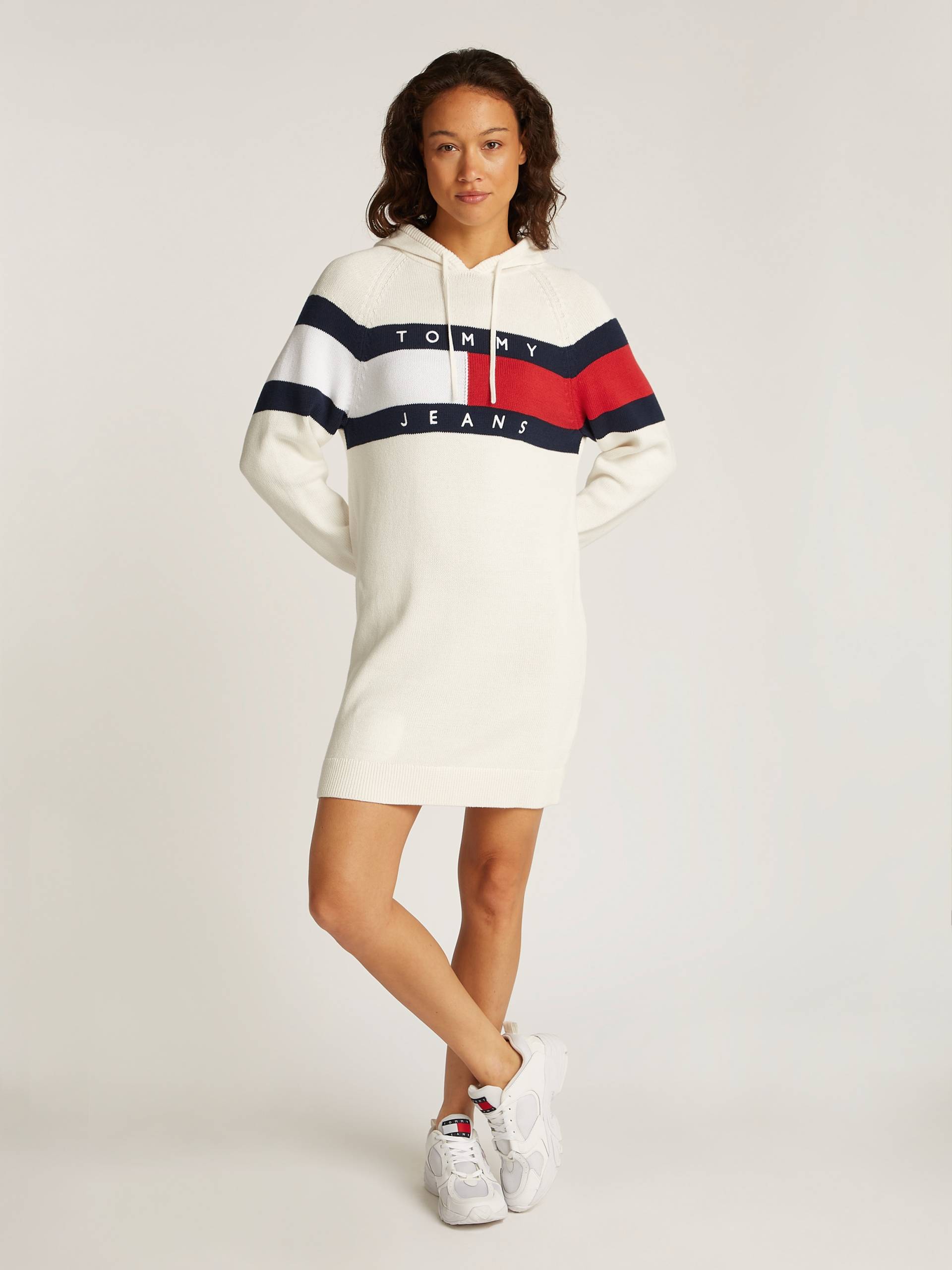 Tommy Jeans Strickkleid »TJW FLAG HOOD SWEATER DRESS EXT«, mit Logo-Flag Tommy Jeans Strickkleid »TJW FLAG HOOD SWEATER DRESS EXT«, mit Logo-Flag von TOMMY JEANS