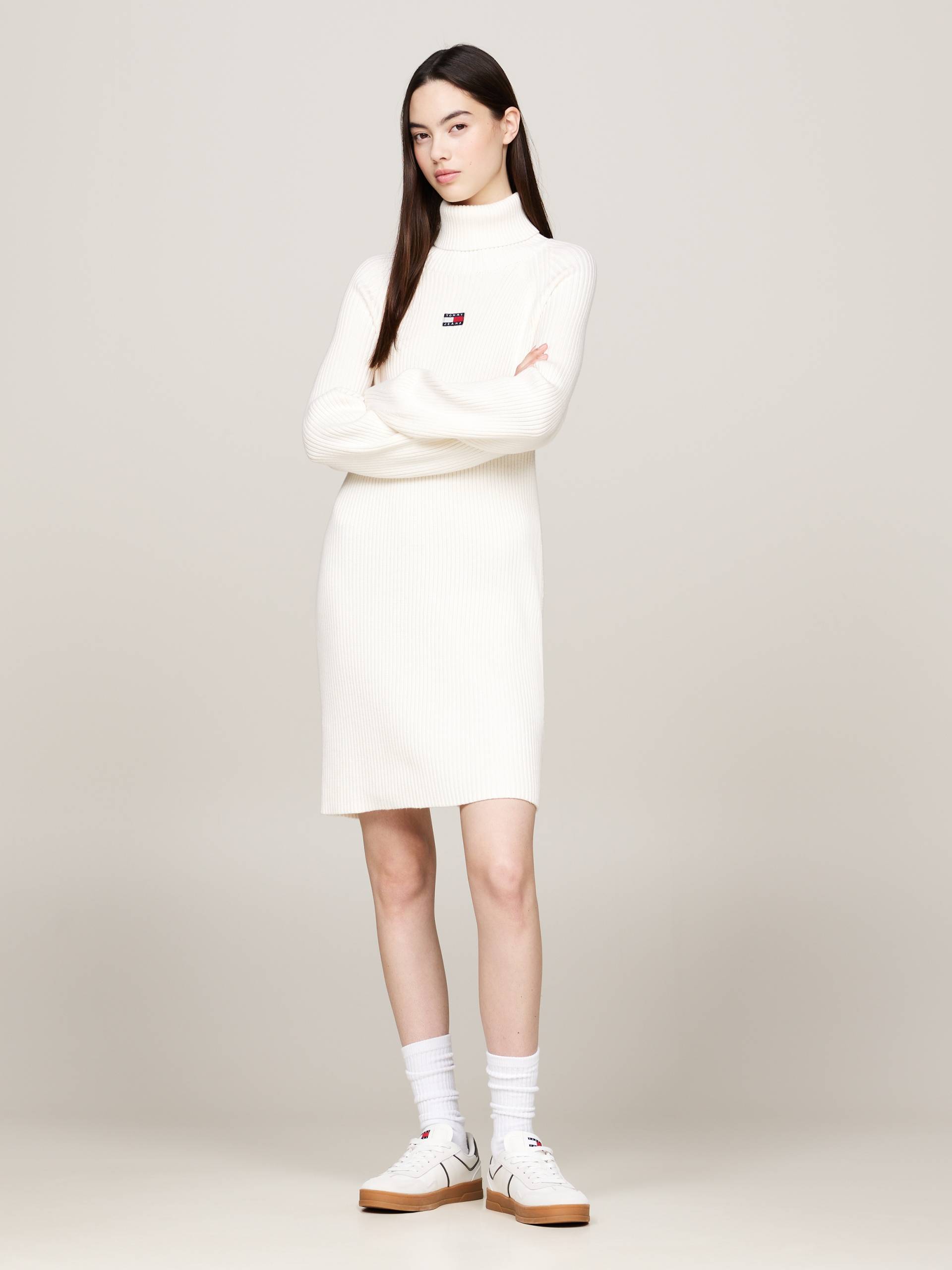 Tommy Jeans Strickkleid »TJW MOCKNECK BADGE SWEATER DRESS«, mit Stehkragen, Logo-Badge Tommy Jeans Strickkleid »TJW MOCKNECK BADGE SWEATER DRESS«, mit Stehkragen, Logo-Badge von TOMMY JEANS