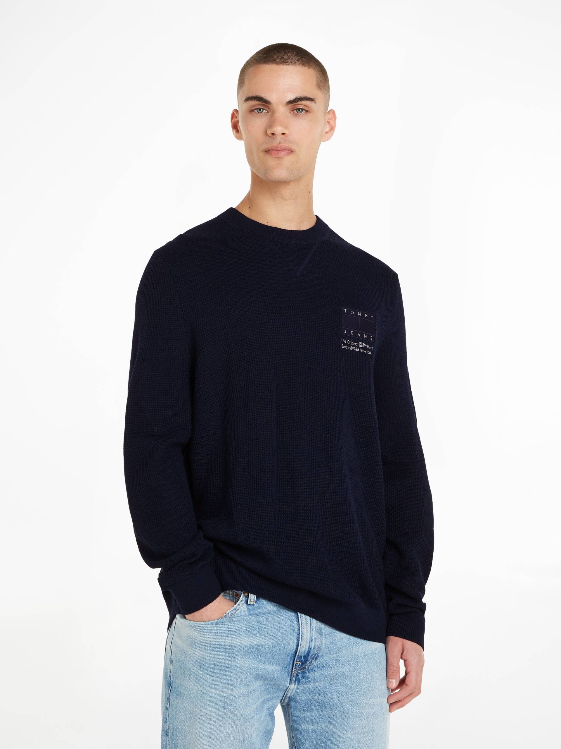 Tommy Jeans Strickpullover »TJM REG STRCT TONAL FLAG SWEATER« von TOMMY JEANS