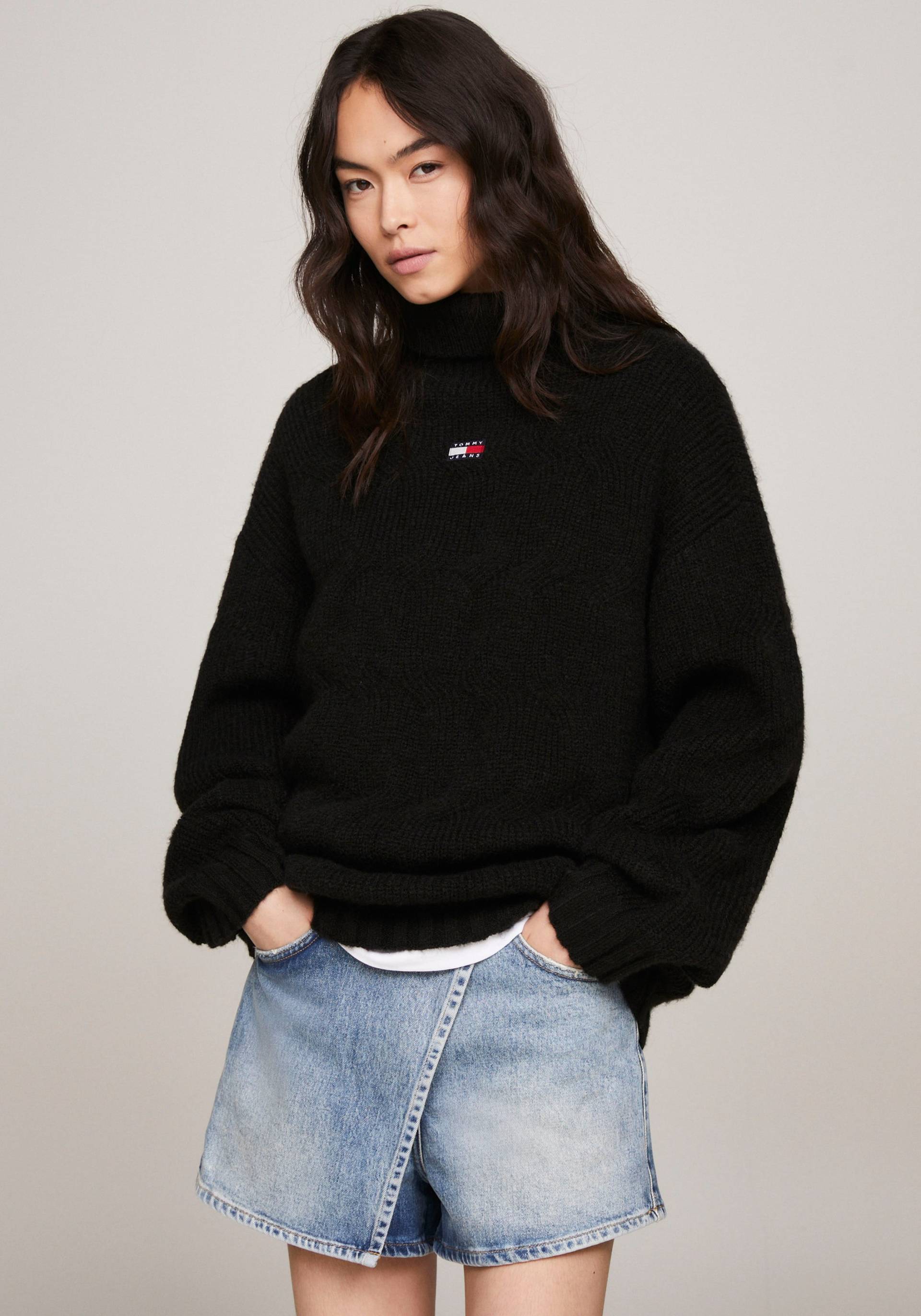 Tommy Jeans Strickpullover »TJW BADGE TRTLNK CABLE SWEATER« von TOMMY JEANS