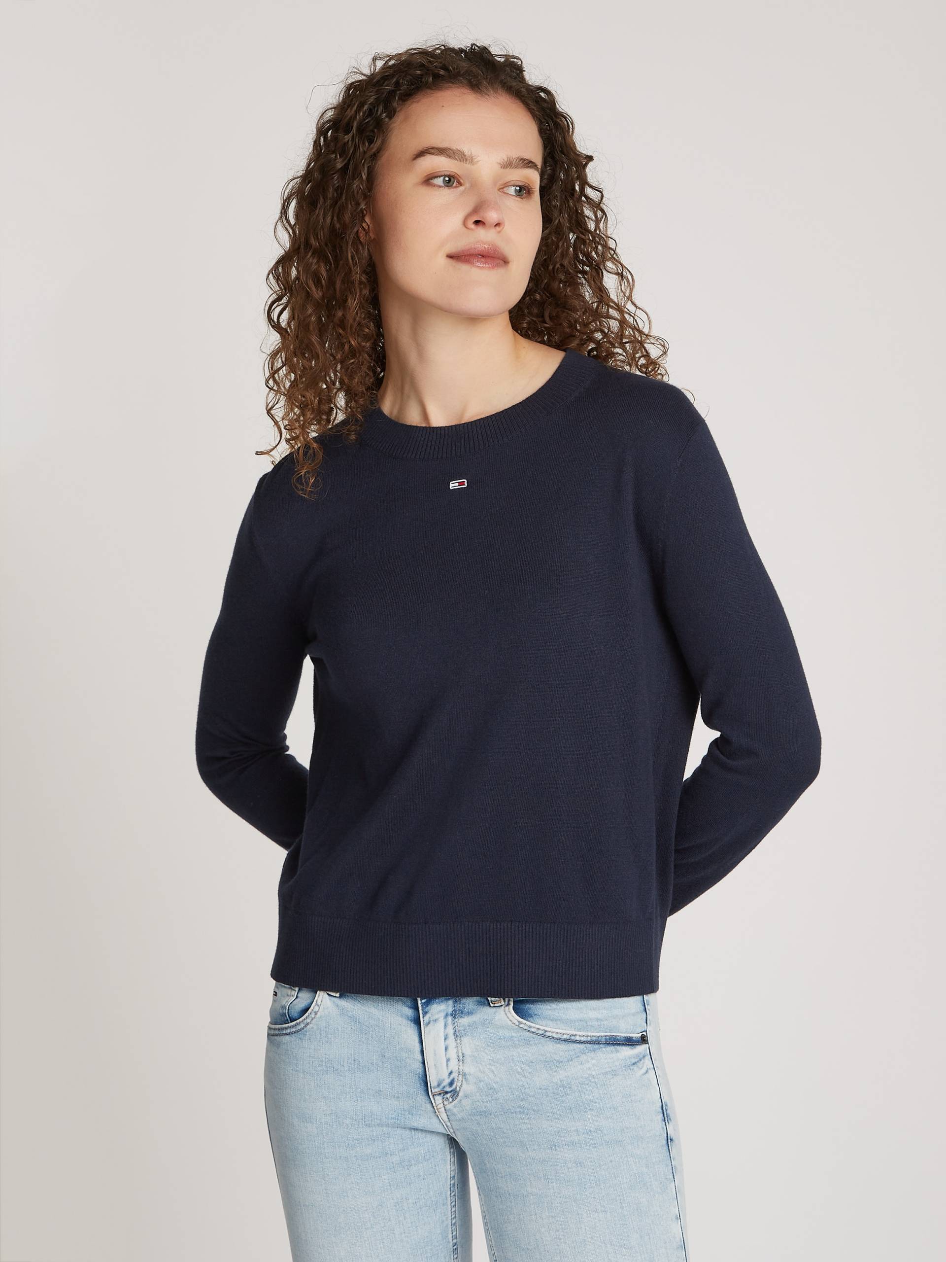 Tommy Jeans Strickpullover »TJW ESSENTIAL CREW NECK SWEATER«, mit Logostickerei Tommy Jeans Strickpullover »TJW ESSENTIAL CREW NECK SWEATER«, mit Logostickerei von TOMMY JEANS