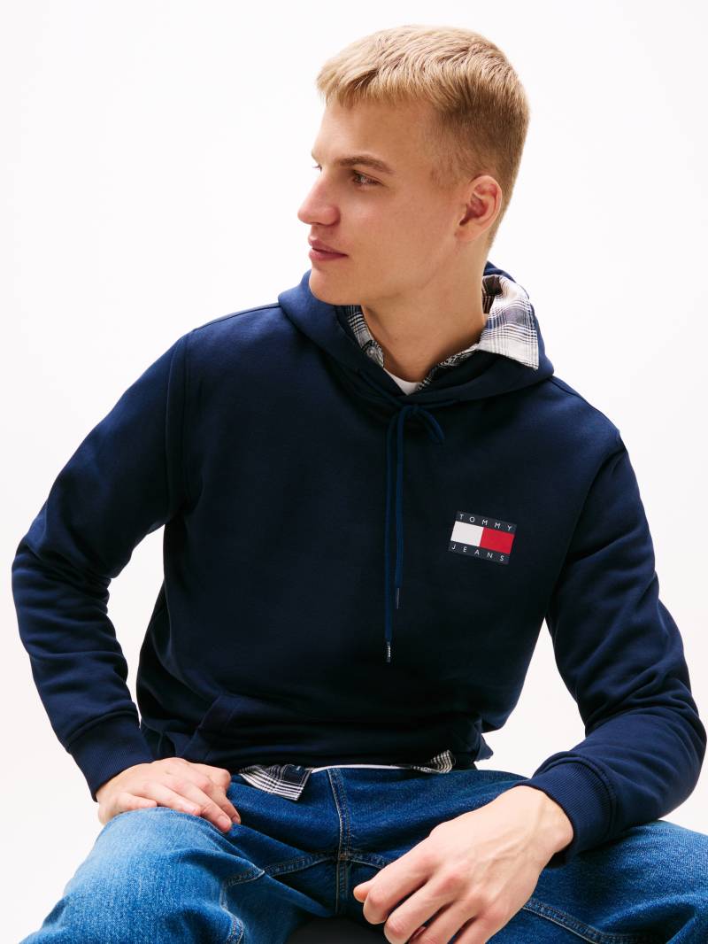 Tommy Jeans Sweatshirt »TJM REG ESSENTIAL FLAG HOOD EXT«, mit bedruckten Markenlogo auf Brusthöhe von TOMMY JEANS