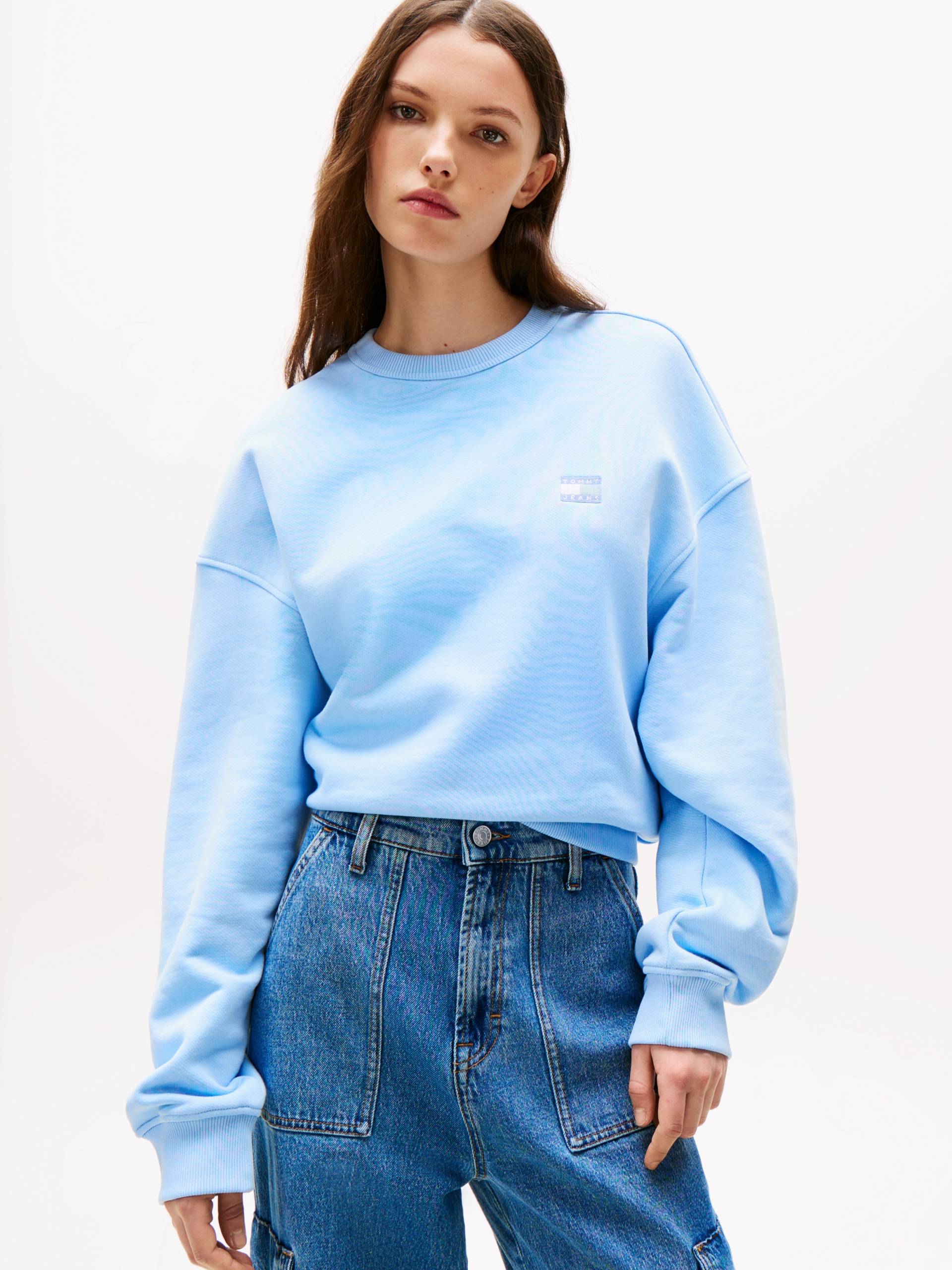 Tommy Jeans Sweatshirt »TJW BXY BADGE CREW«, mit Logo-Badge Tommy Jeans Sweatshirt »TJW BXY BADGE CREW«, mit Logo-Badge von TOMMY JEANS