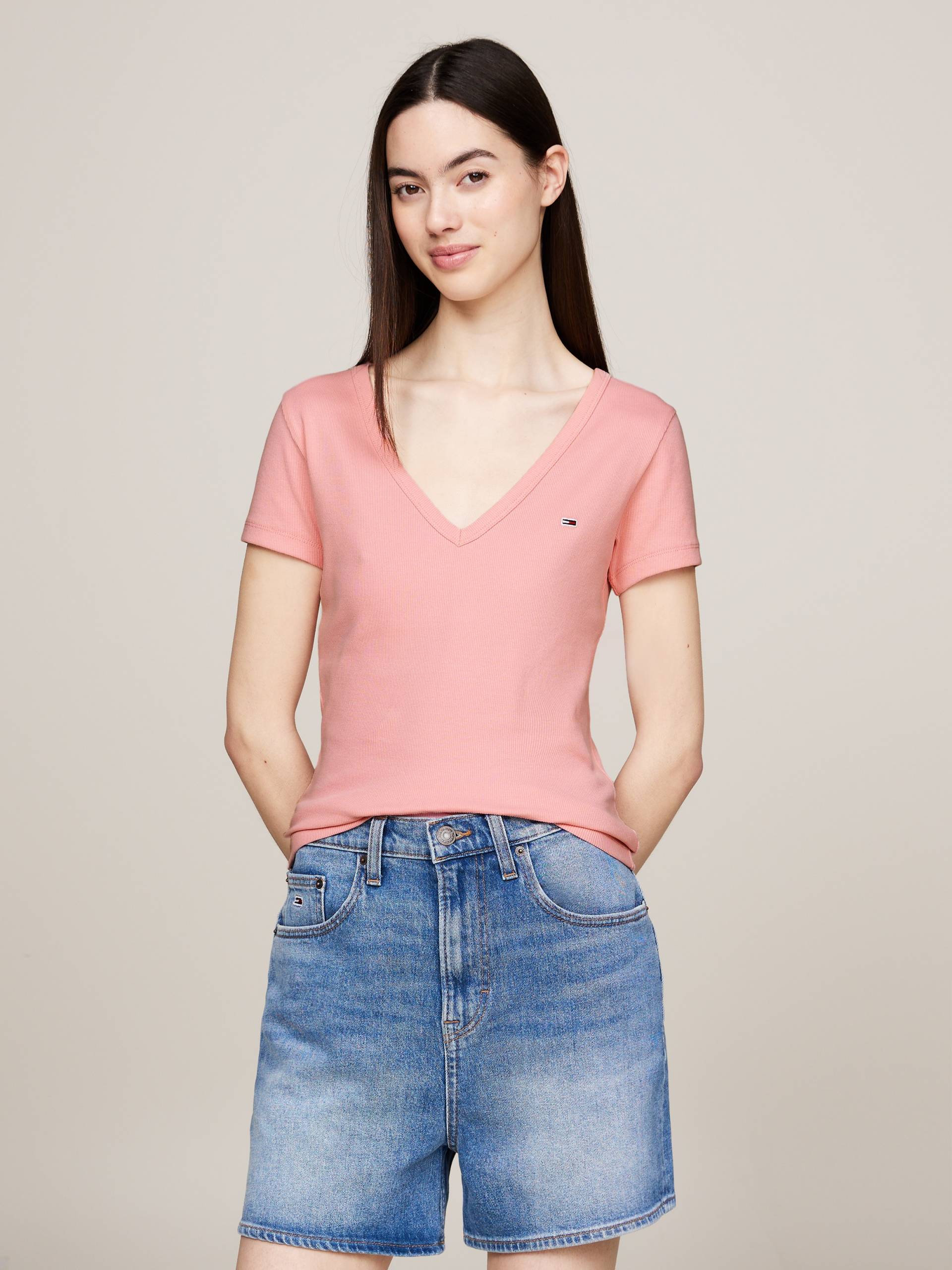 Tommy Jeans T-Shirt »TJW SLIM ESSENTIAL RIB V SS«, mit Logostickerei von TOMMY JEANS