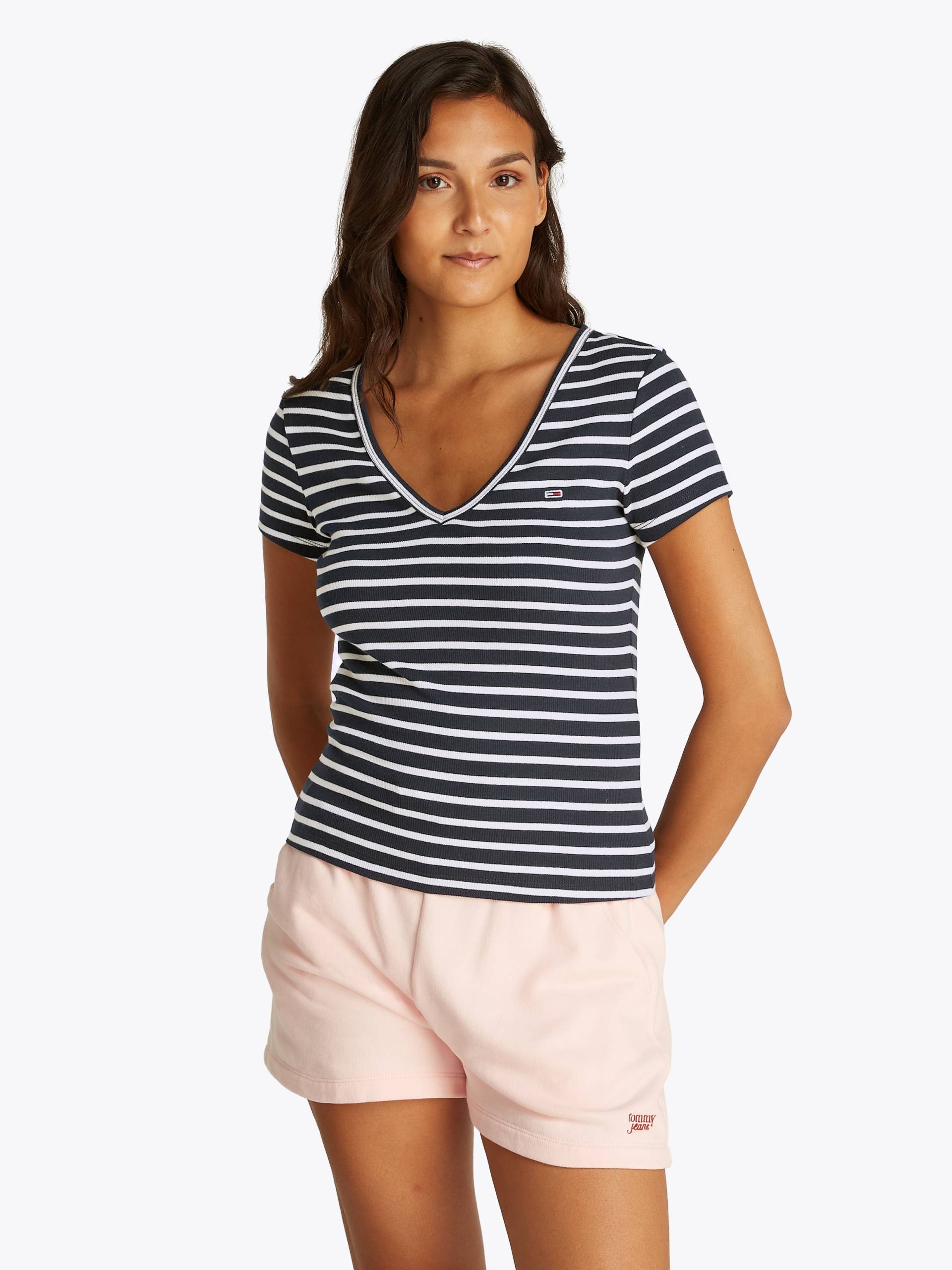 Tommy Jeans T-Shirt »TJW SLIM ESSENTIAL RIB V SS«, mit Logostickerei Tommy Jeans T-Shirt »TJW SLIM ESSENTIAL RIB V SS«, mit Logostickerei von TOMMY JEANS