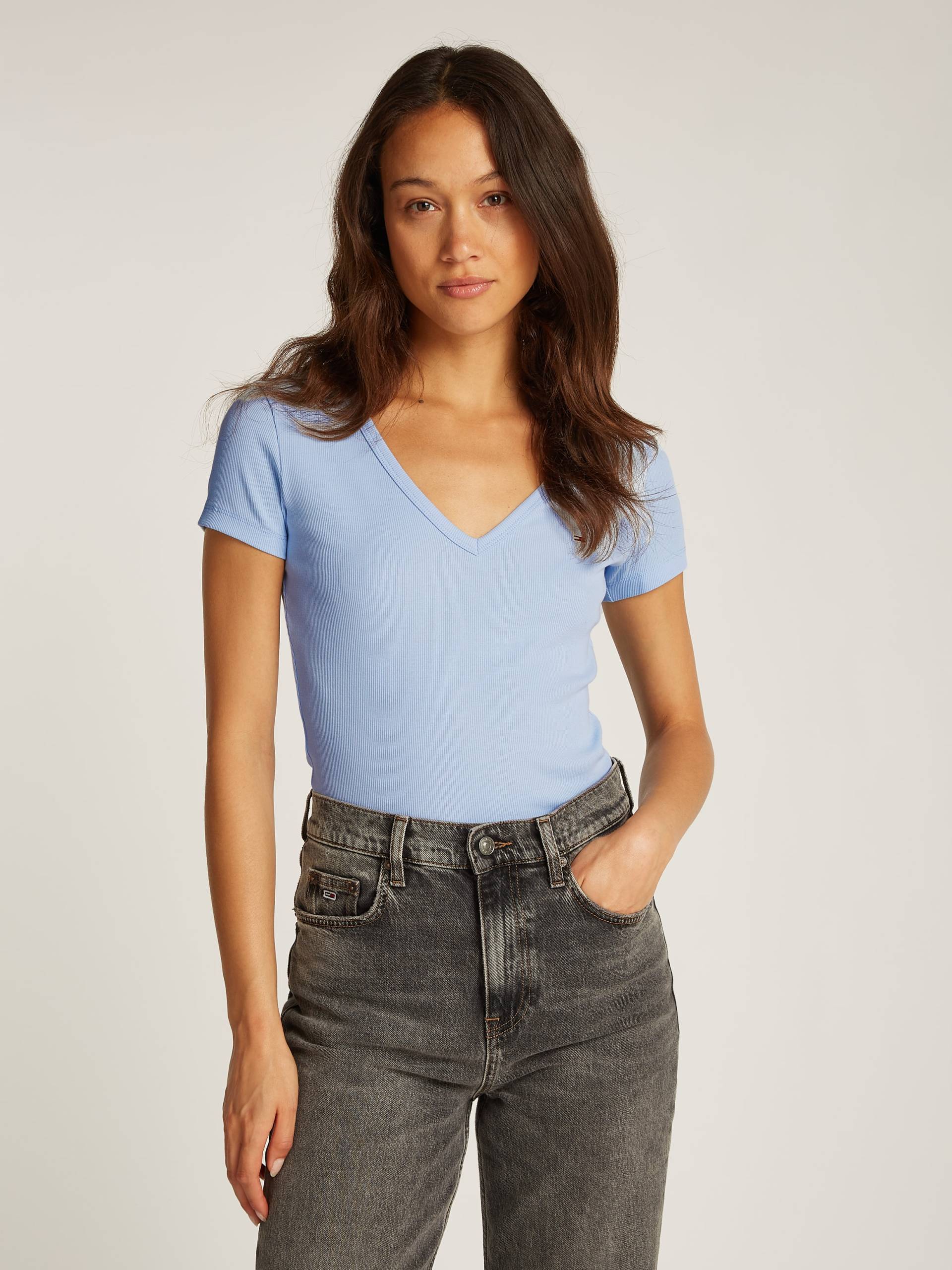 Tommy Jeans T-Shirt »TJW SLIM ESSENTIAL RIB V SS«, mit Logostickerei Tommy Jeans T-Shirt »TJW SLIM ESSENTIAL RIB V SS«, mit Logostickerei von TOMMY JEANS