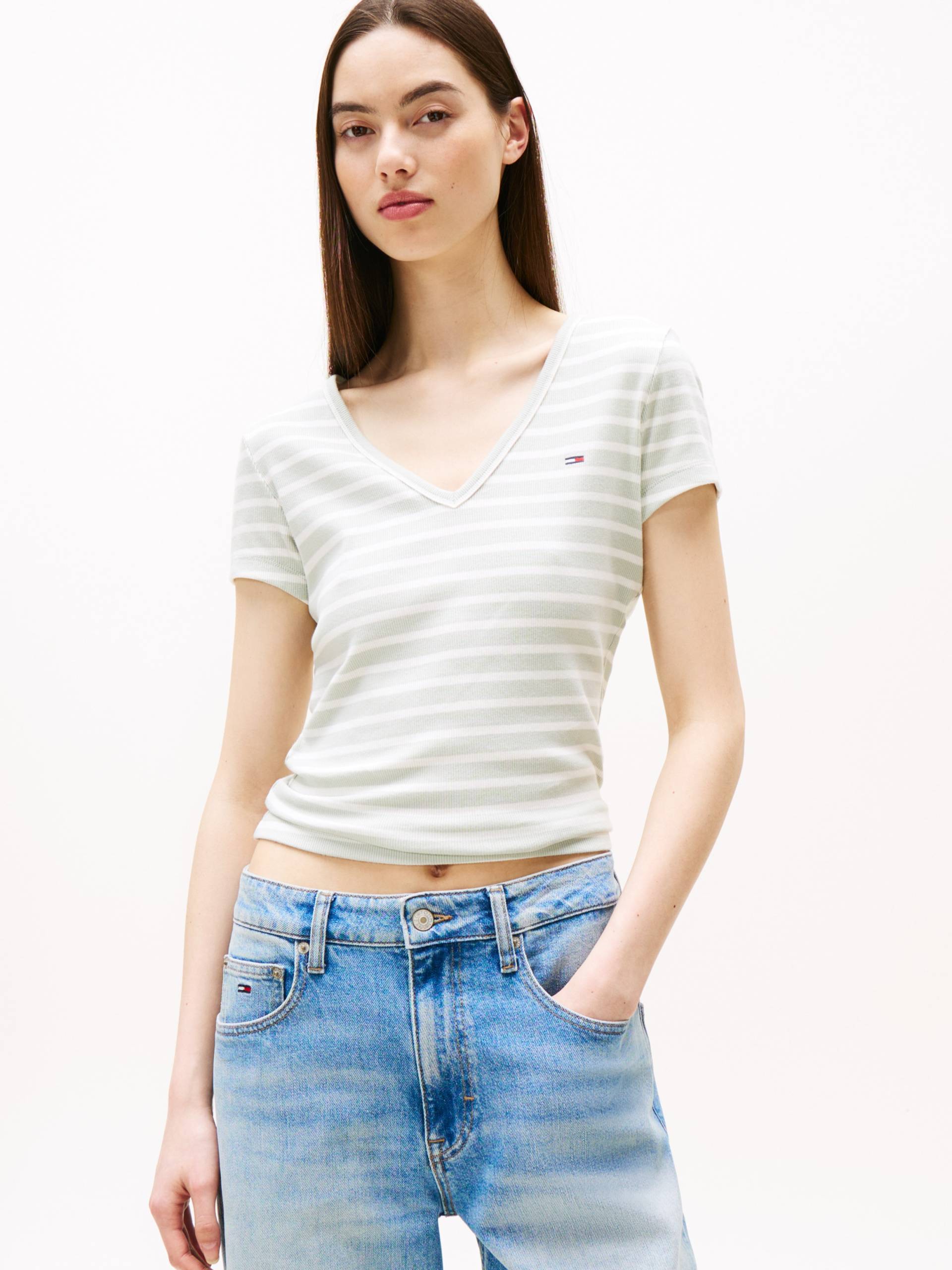 Tommy Jeans T-Shirt »TJW SLIM ESSENTIAL RIB V SS«, mit Logostickerei Tommy Jeans T-Shirt »TJW SLIM ESSENTIAL RIB V SS«, mit Logostickerei von TOMMY JEANS