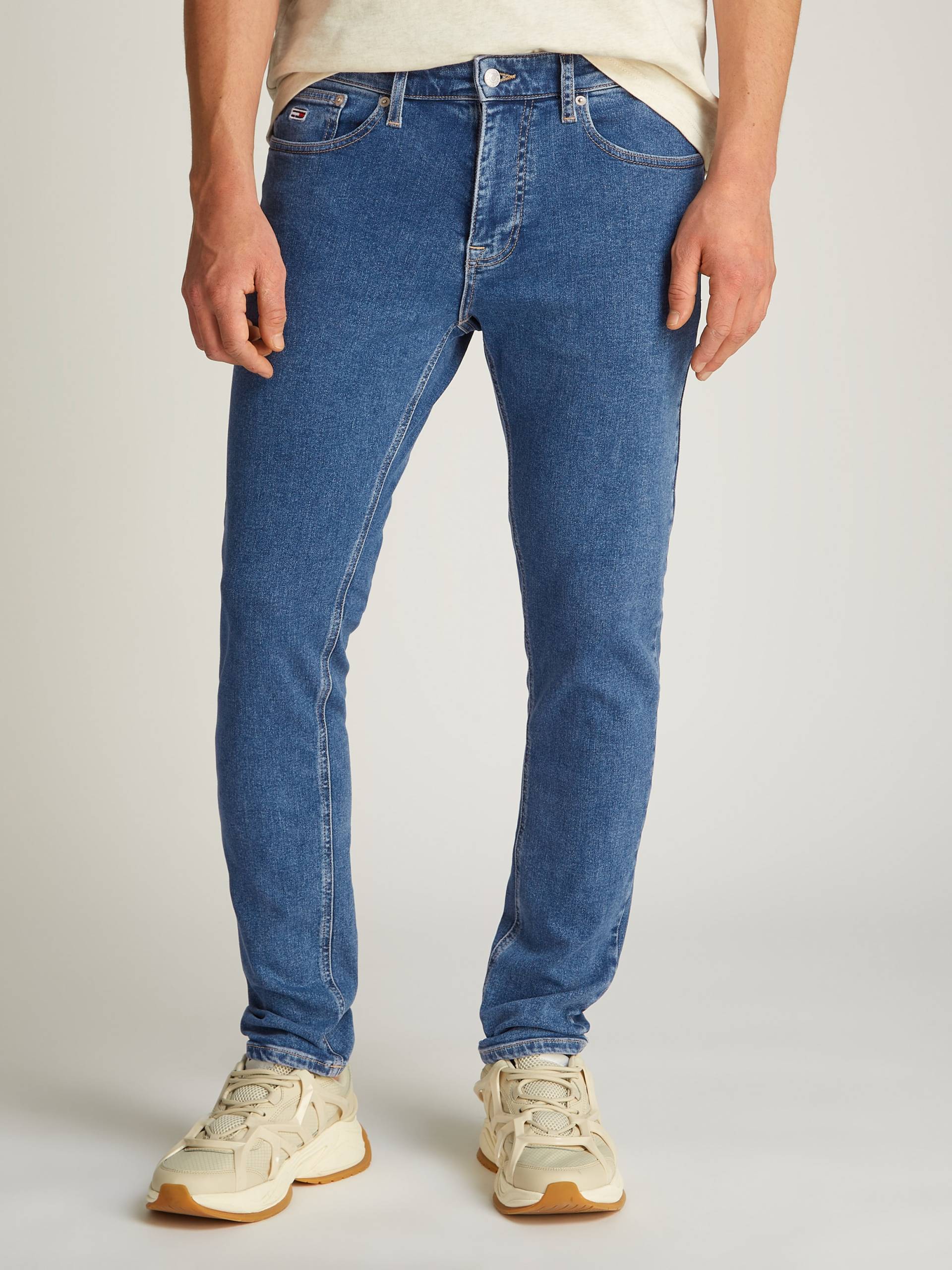 Tommy Jeans Tapered-fit-Jeans »Austim Slim Tapered«, mit Logostickereien Tommy Jeans Tapered-fit-Jeans »Austim Slim Tapered«, mit Logostickereien von TOMMY JEANS