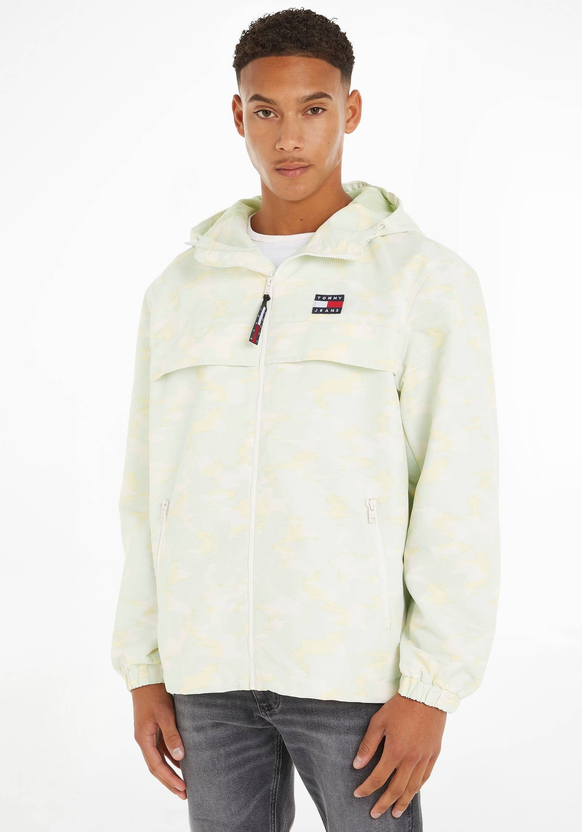 Tommy Jeans Windbreaker »TJM CAMO CHICAGO WINDBREAKER«, mit Kapuze von TOMMY JEANS