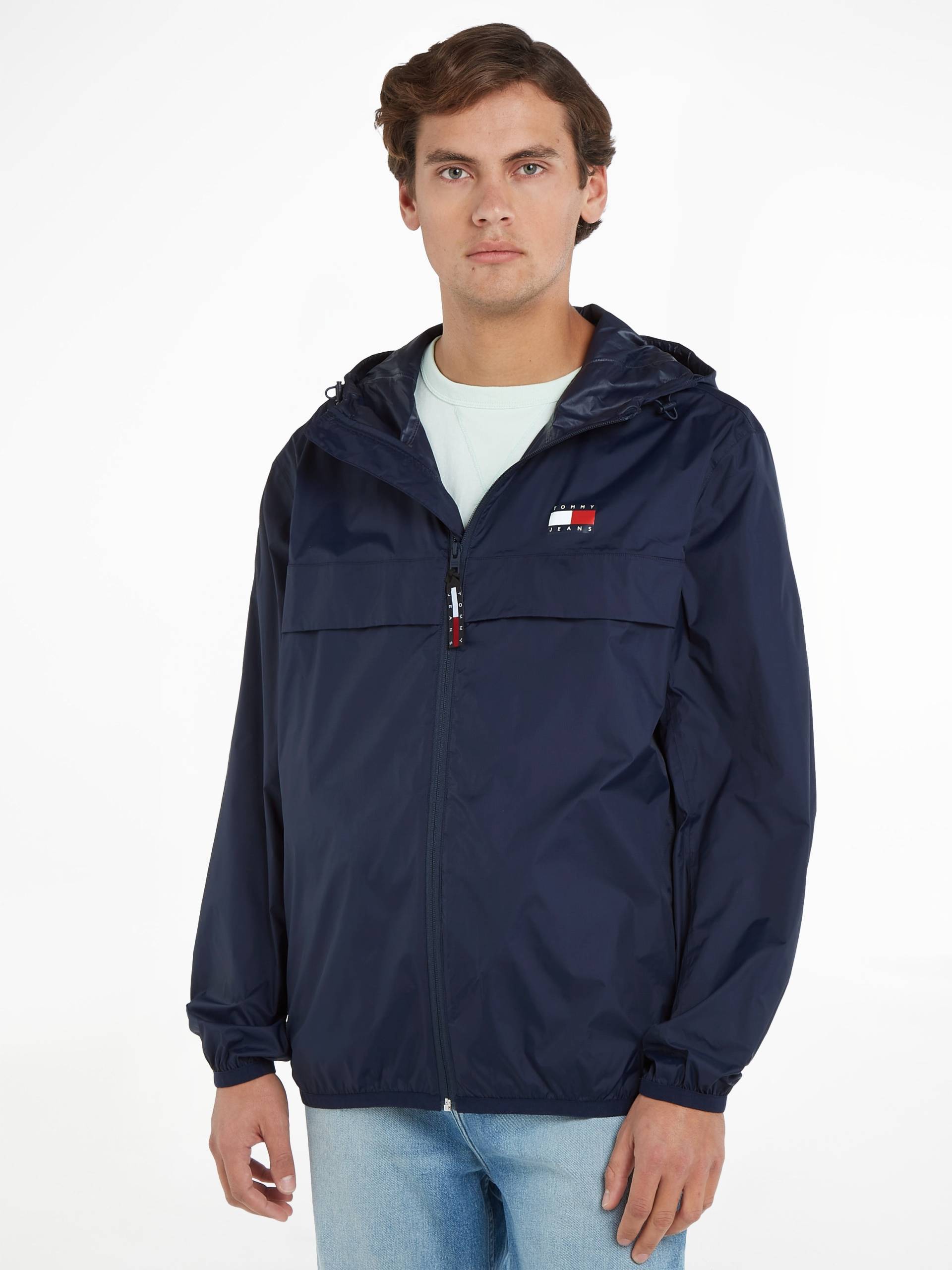 Tommy Jeans Windbreaker »TJM PCKABLE TECH CHICAGO ZIPTHRU«, mit Kapuze, mit Logo auf der Brust von TOMMY JEANS