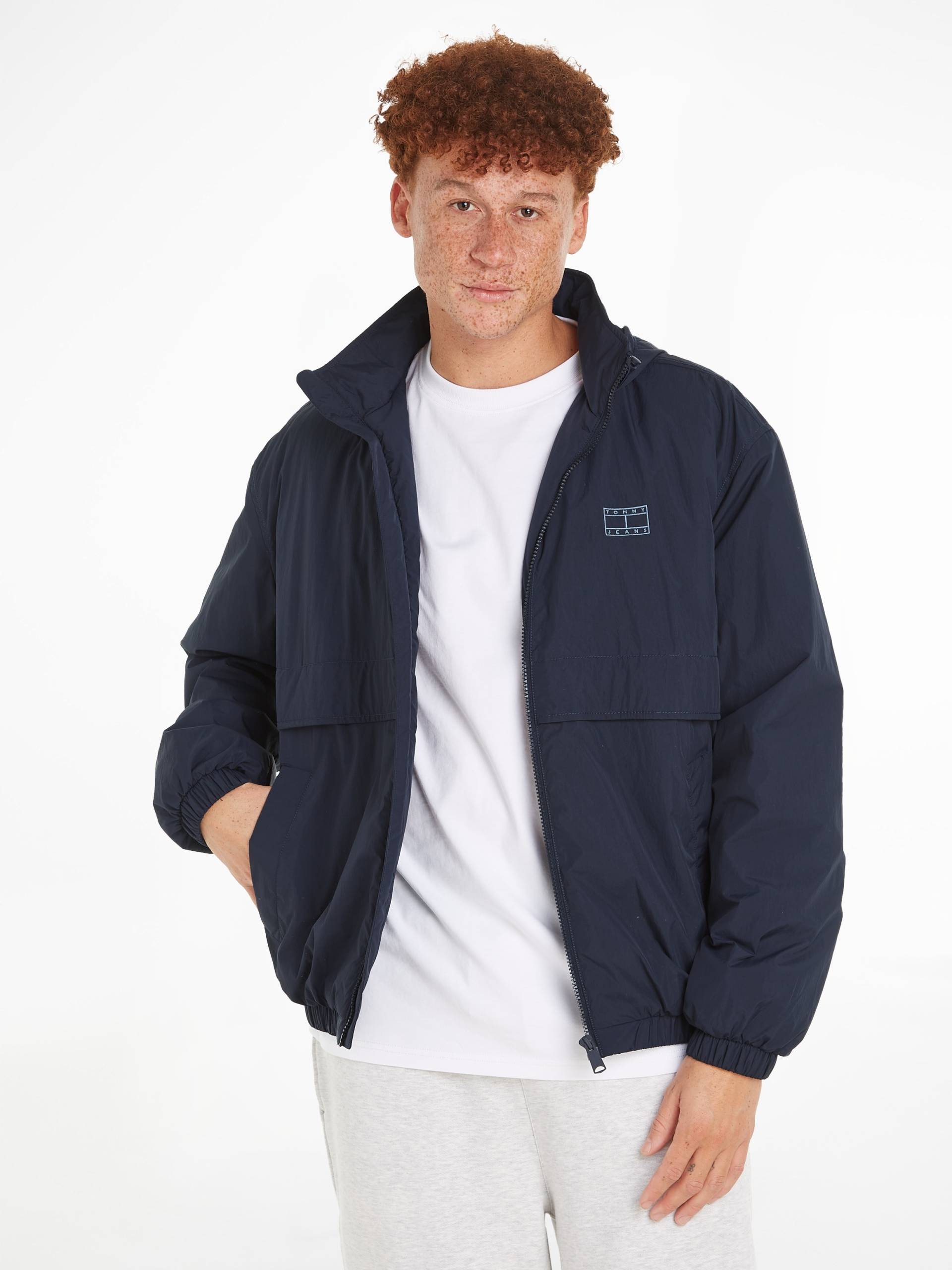 Tommy Jeans Windbreaker »TJM TONAL FLAG JACKET«, mit Kapuze von TOMMY JEANS