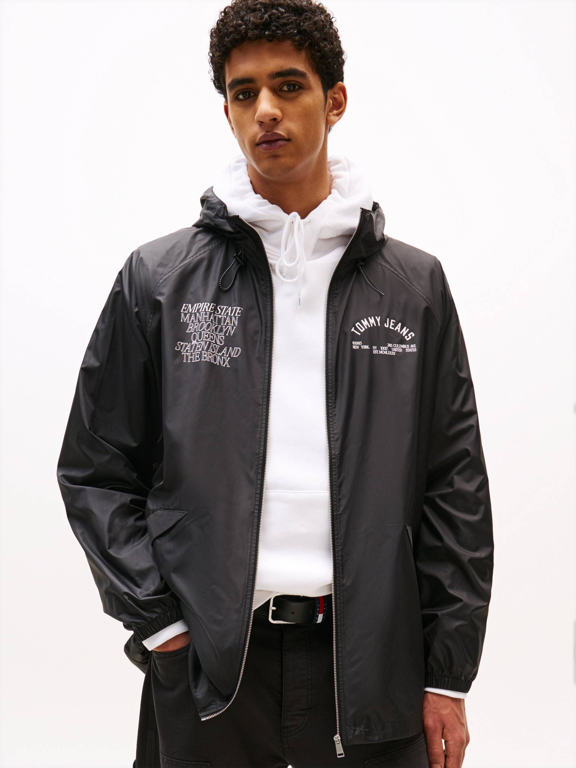 Tommy Jeans Windbreaker »TJM WINDBRKR BOROUGHS JACKET«, mit Kapuze, Mit Rundhalsausschnitt Tommy Jeans Windbreaker »TJM WINDBRKR BOROUGHS JACKET«, mit Kapuze, Mit Rundhalsausschnitt von TOMMY JEANS