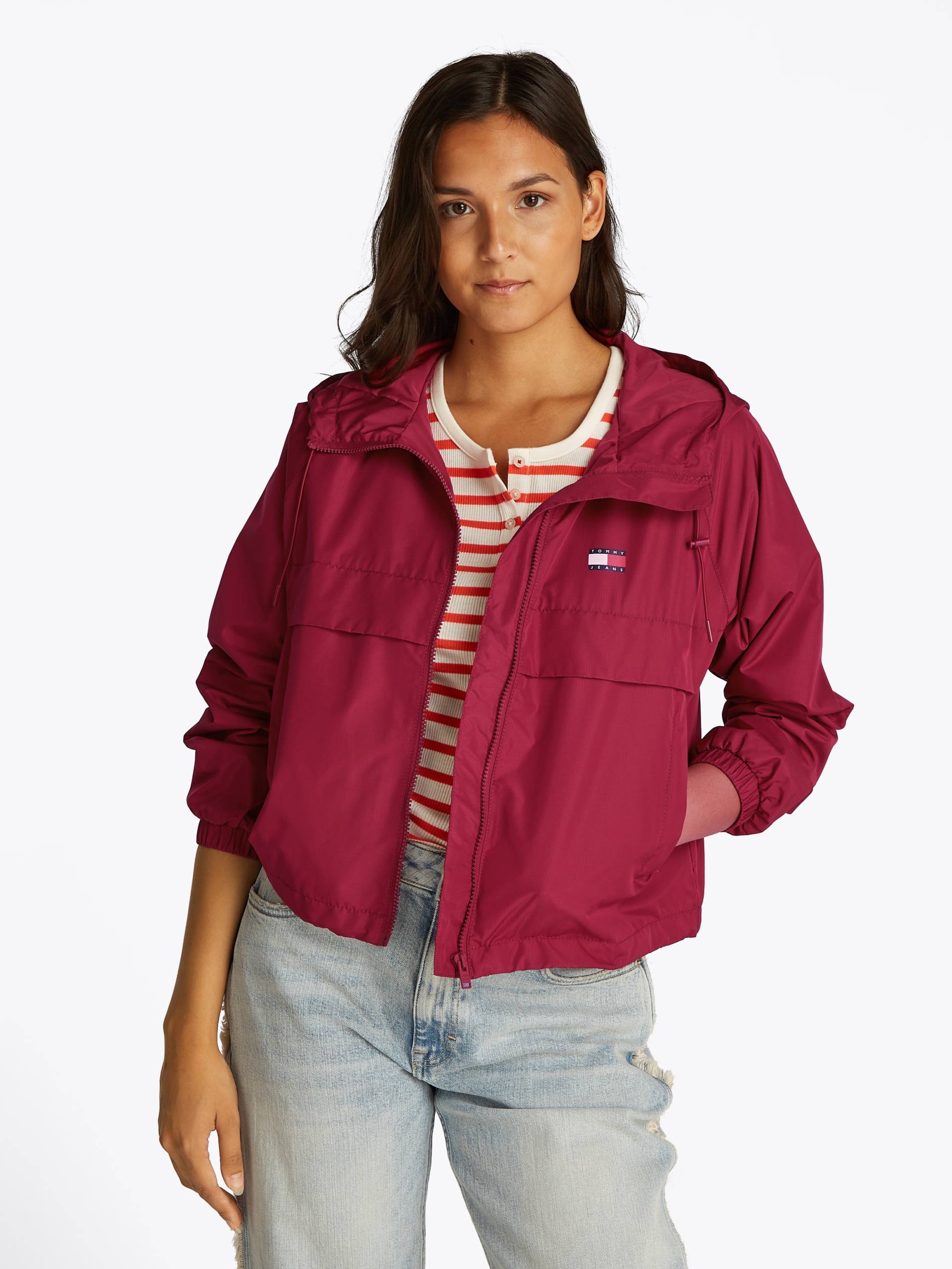 Tommy Jeans Windbreaker »TJW ESSENTIAL WINDBREAKER EXT«, mit Kapuze, mit Logodruck Tommy Jeans Windbreaker »TJW ESSENTIAL WINDBREAKER EXT«, mit Kapuze, mit Logodruck von TOMMY JEANS