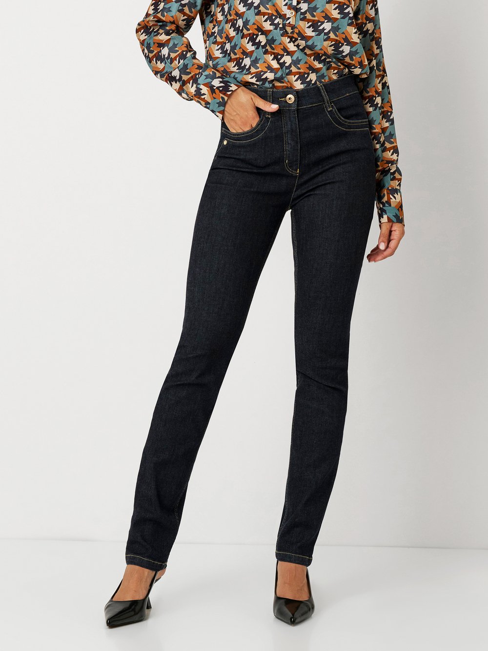 TONI Slim-fit-Jeans »be loved«, mit modischen Kontrastnähten TONI Slim-fit-Jeans »be loved«, mit modischen Kontrastnähten von TONI