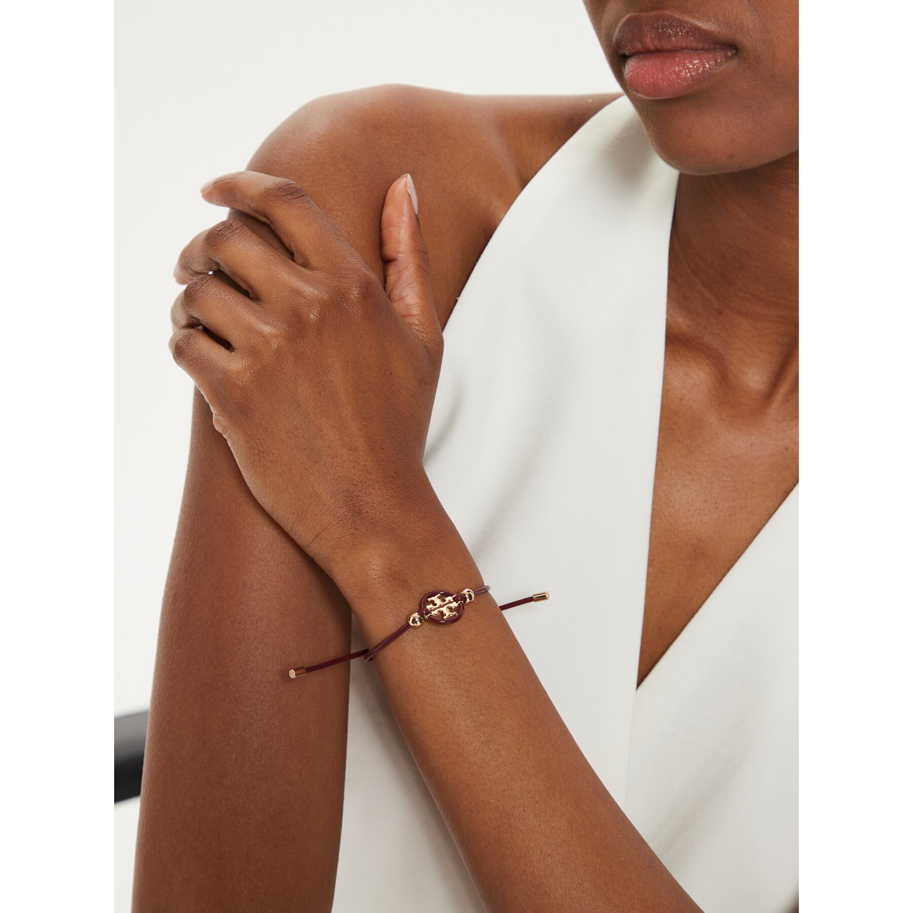 Armband Tory Burch Miller Slider 160171 Dunkelrot Armband Tory Burch Miller Slider 160171 Dunkelrot von TORY BURCH