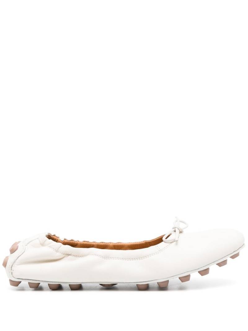 Tod's Gommino ballerina shoes - White von Tod's