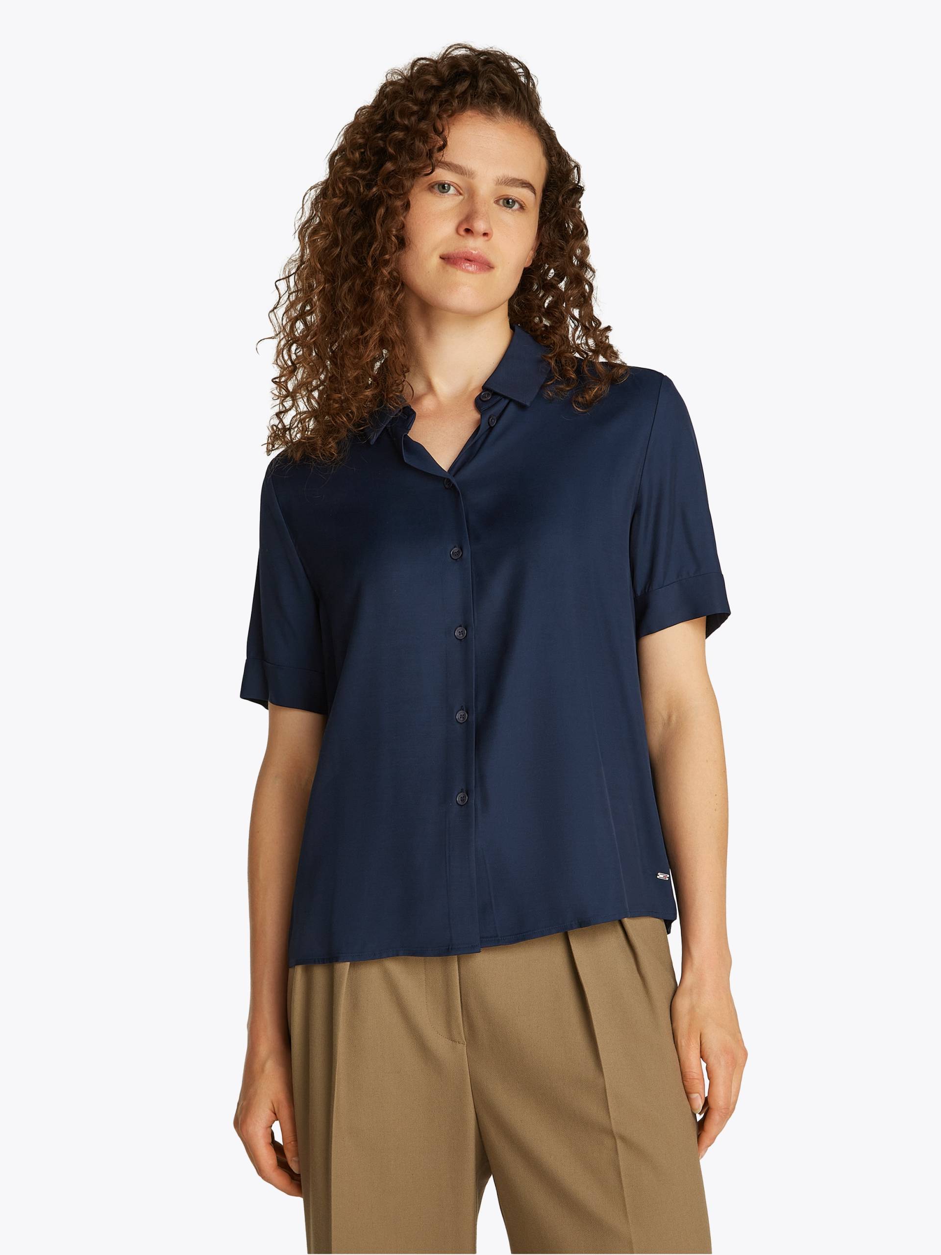 Tommy Hilfiger Kurzarmshirt »SOFT VISCOSE S/S SHIRT«, in Unifarbe, mit Metalllabel von Tommy Hilfiger