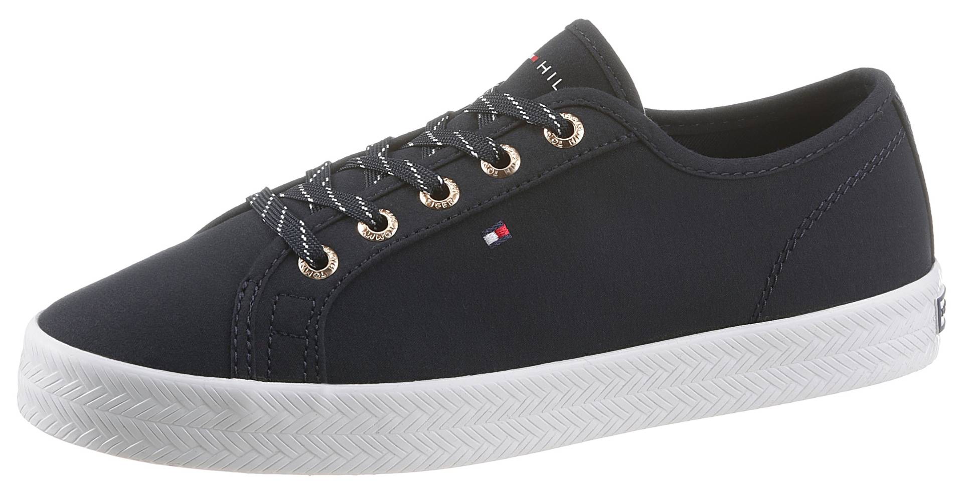 Tommy Hilfiger Sneaker »ESSENTIAL SNEAKER«, mit dezenter Flagstickerei, Freizeitschuh, Halbschuh, Schnürschuh von Tommy Hilfiger