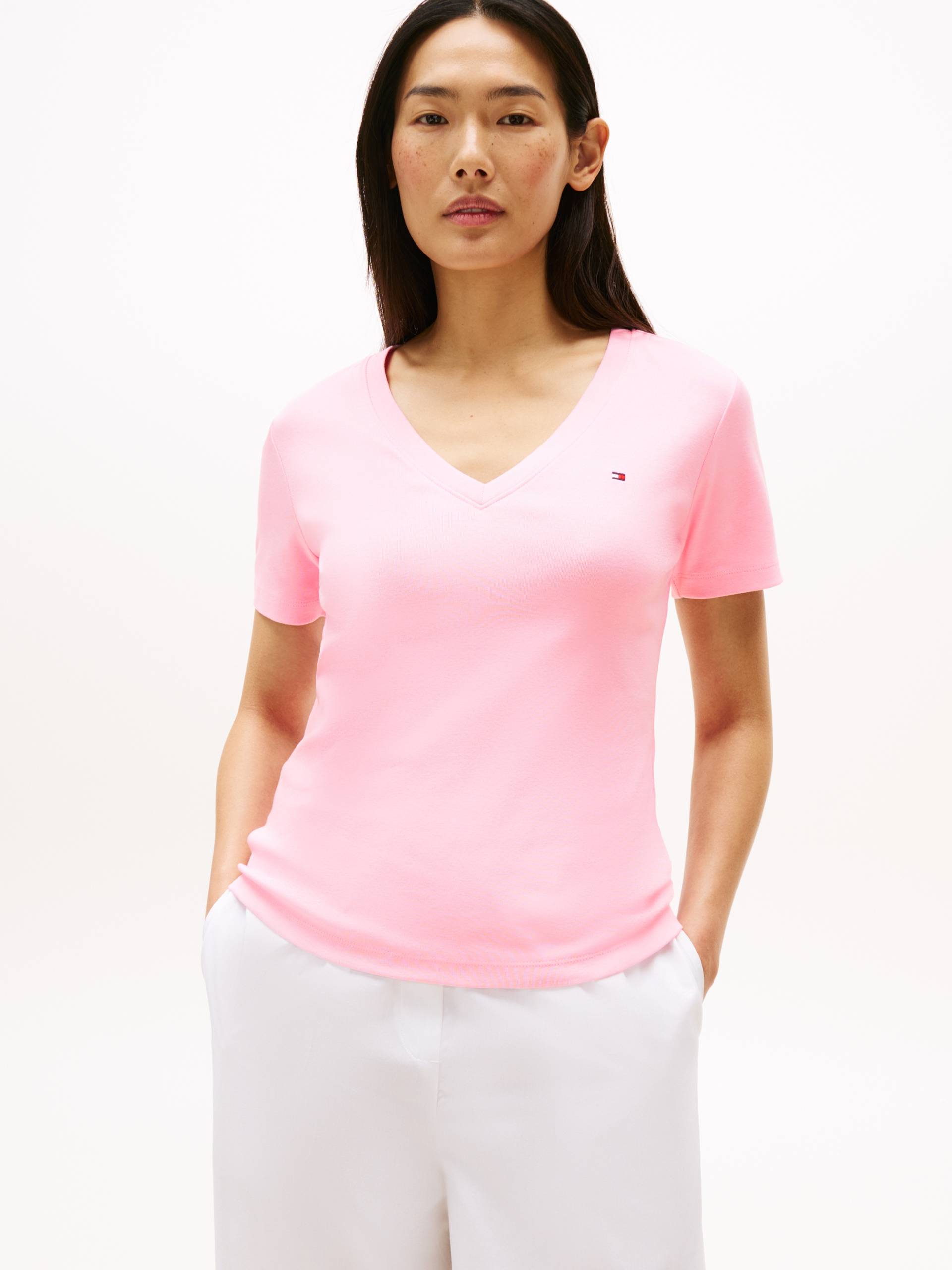 Tommy Hilfiger T-Shirt »SLIM CODY V-NK SS«, mit Logostickerei Tommy Hilfiger T-Shirt »SLIM CODY V-NK SS«, mit Logostickerei von Tommy Hilfiger