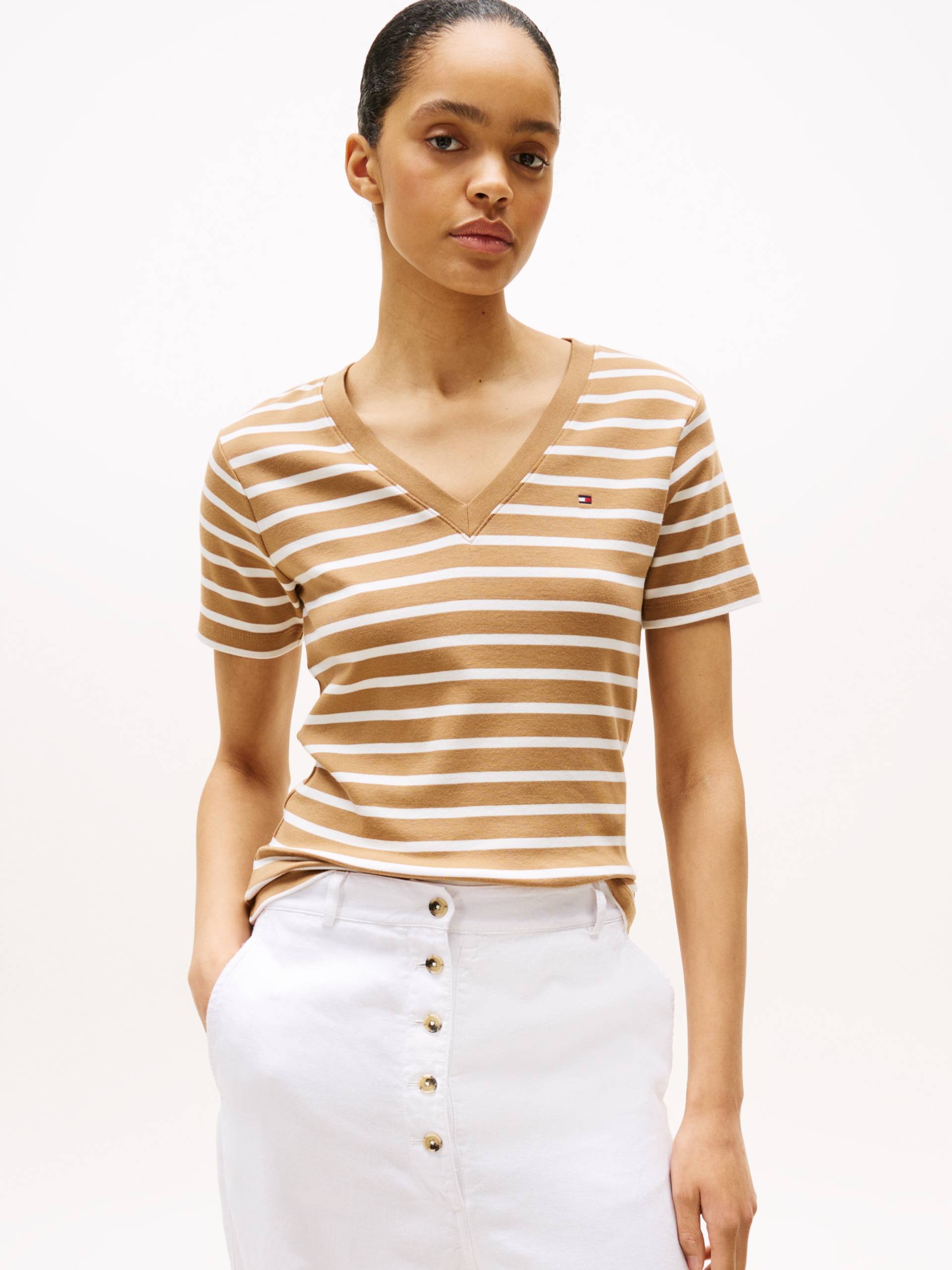 Tommy Hilfiger T-Shirt »SLIM CODY V-NK SS«, mit Logostickerei Tommy Hilfiger T-Shirt »SLIM CODY V-NK SS«, mit Logostickerei von Tommy Hilfiger