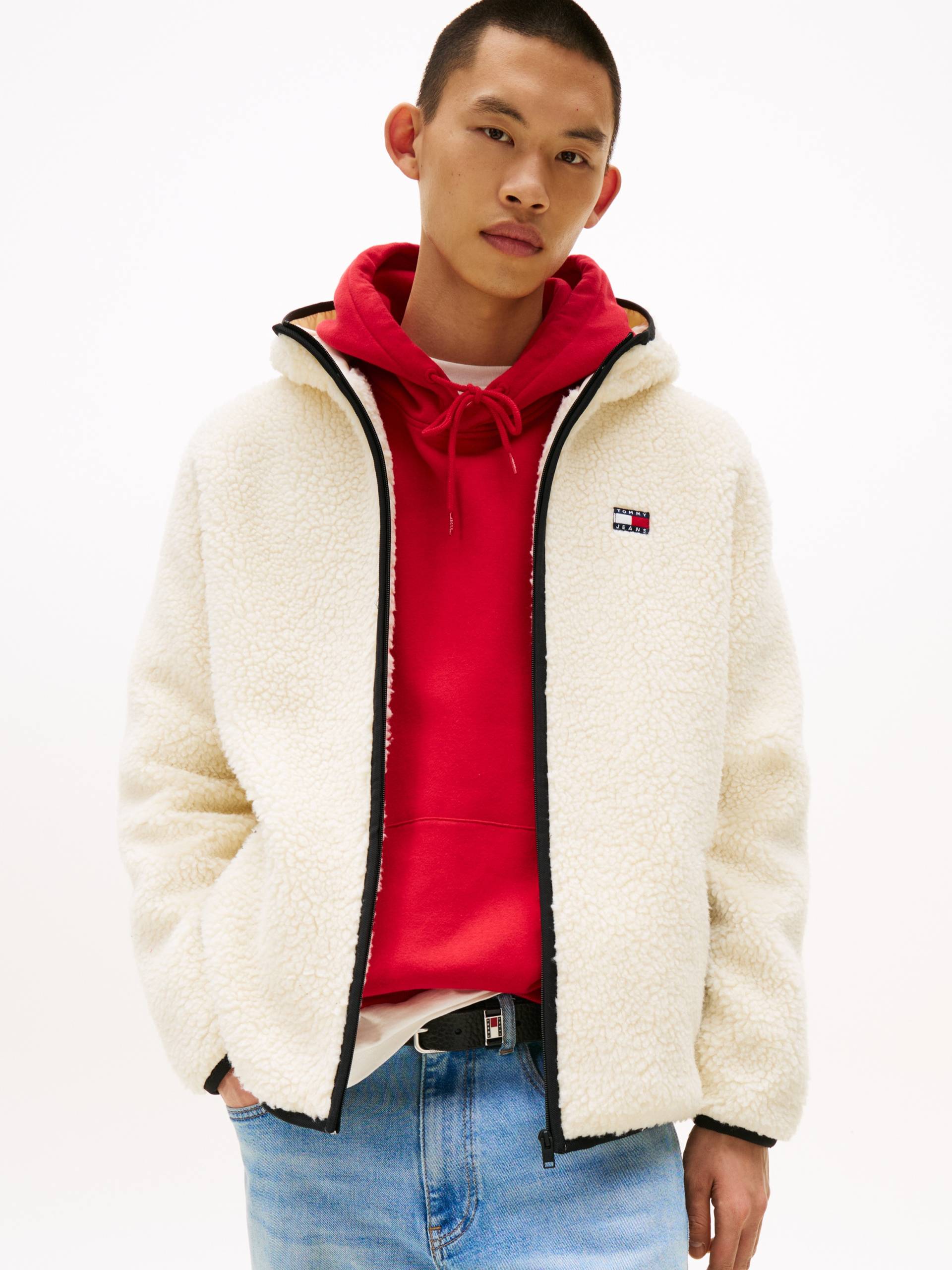 Tommy Jeans Plüschjacke »TJM REG BADGE TEDDY ZIP TRU EXT«, mit Kapuze, mit Logopatch, leicht überschnittene Schultern von Tommy Jeans