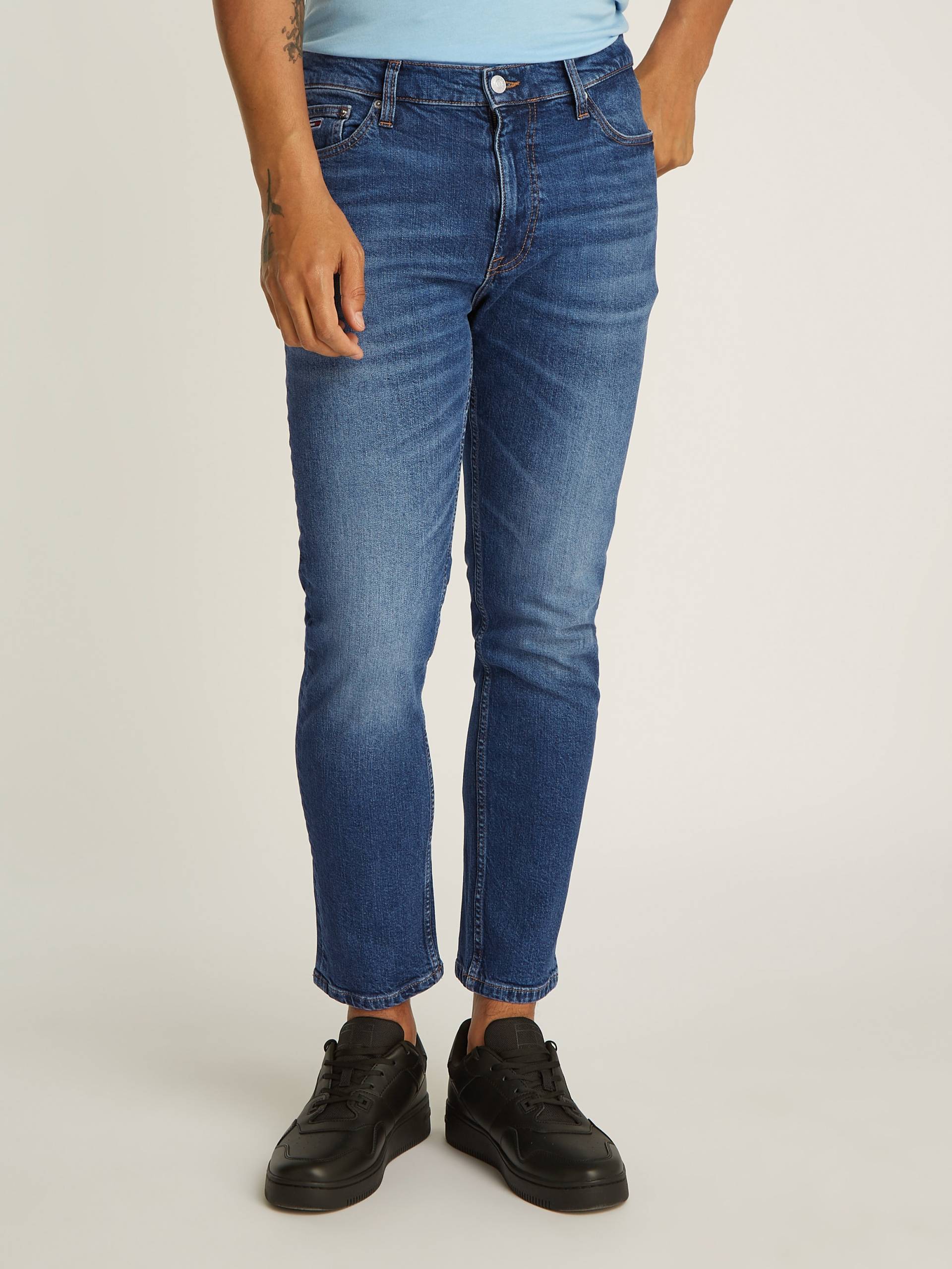 Tommy Jeans Regular-fit-Jeans »DAD JEAN RGLR TPRD«, mit Logoprägung Tommy Jeans Regular-fit-Jeans »DAD JEAN RGLR TPRD«, mit Logoprägung von Tommy Jeans