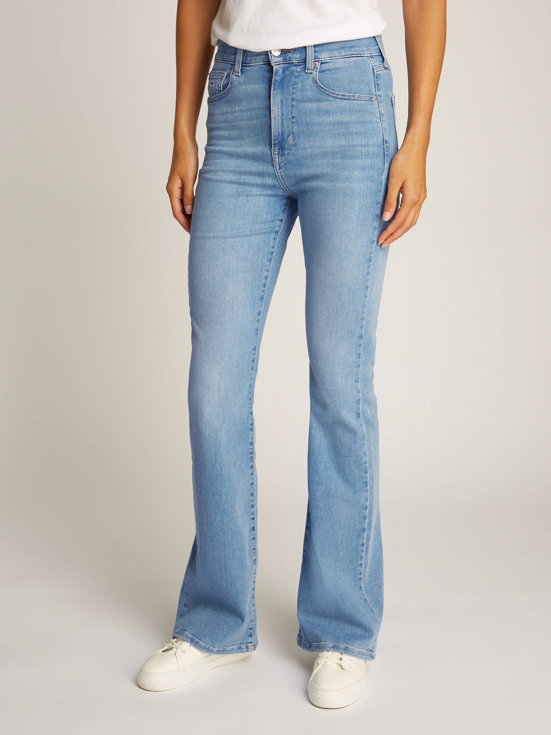 Tommy Jeans Slim-fit-Jeans »Sylvia High Rise Flare«, mit Logo-Badge Tommy Jeans Slim-fit-Jeans »Sylvia High Rise Flare«, mit Logo-Badge von Tommy Jeans