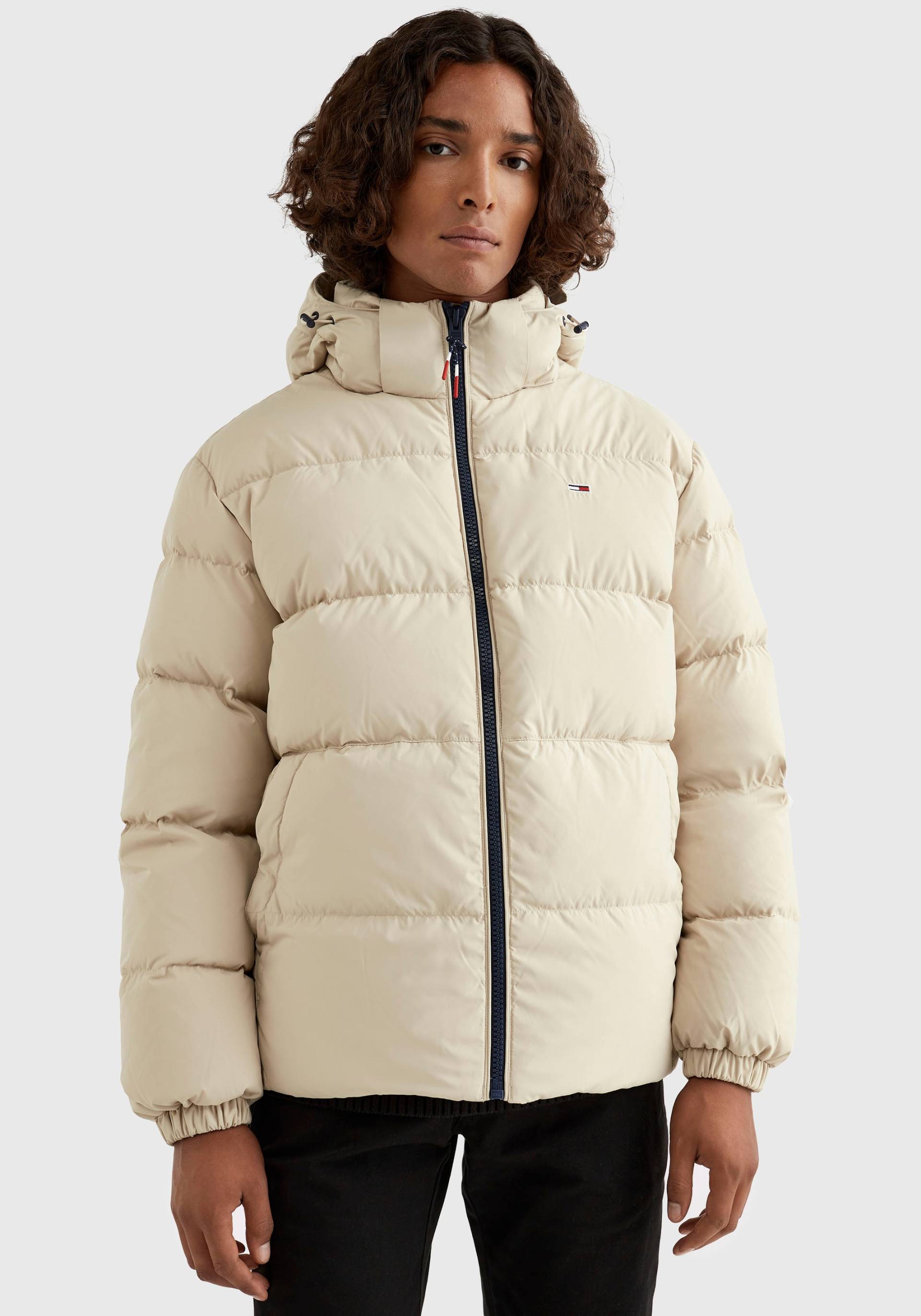 Tommy Jeans Daunenjacke »TJM ESSENTIAL DOWN JACKET«, mit Kapuze, mit Tunnelzug und Stoppern an der Kapuze von Tommy Jeans