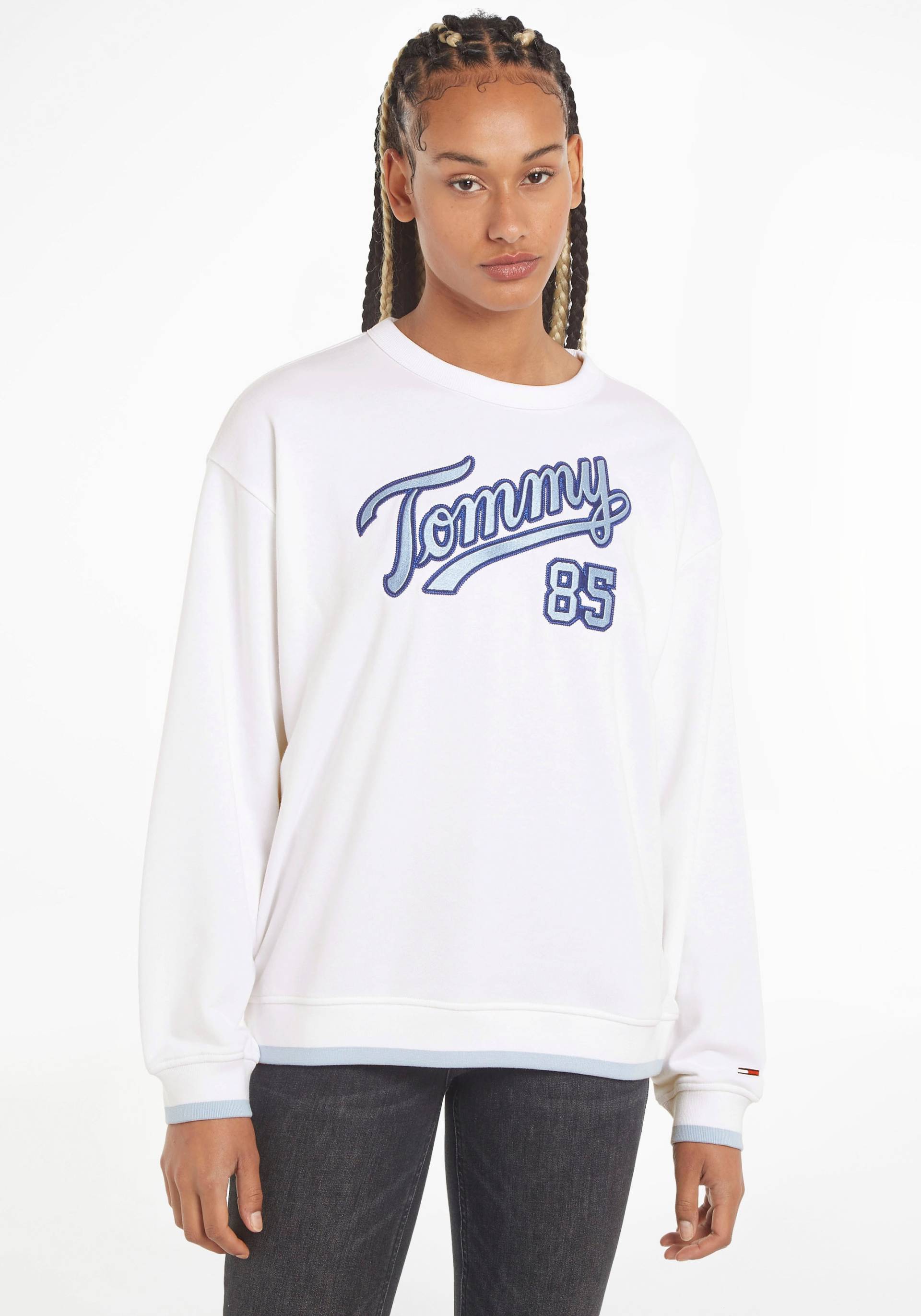 Tommy Jeans Sweater »TJW RLX COLLEGIATE 85 SCRPT CREW«, (1 tlg.) von Tommy Jeans