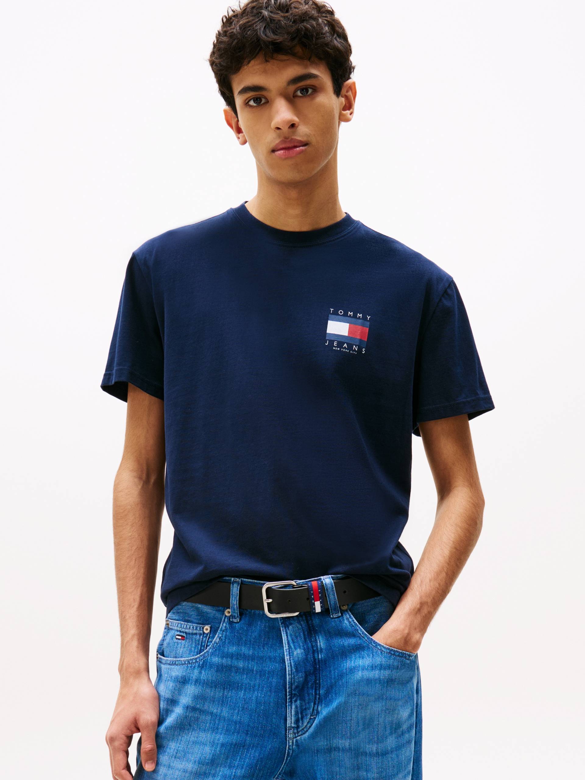 Tommy Jeans T-Shirt »TJM REG FLAG GRAPH BCKPRNT T EXT«, Mit Rundhalsausschnitt Tommy Jeans T-Shirt »TJM REG FLAG GRAPH BCKPRNT T EXT«, Mit Rundhalsausschnitt von Tommy Jeans