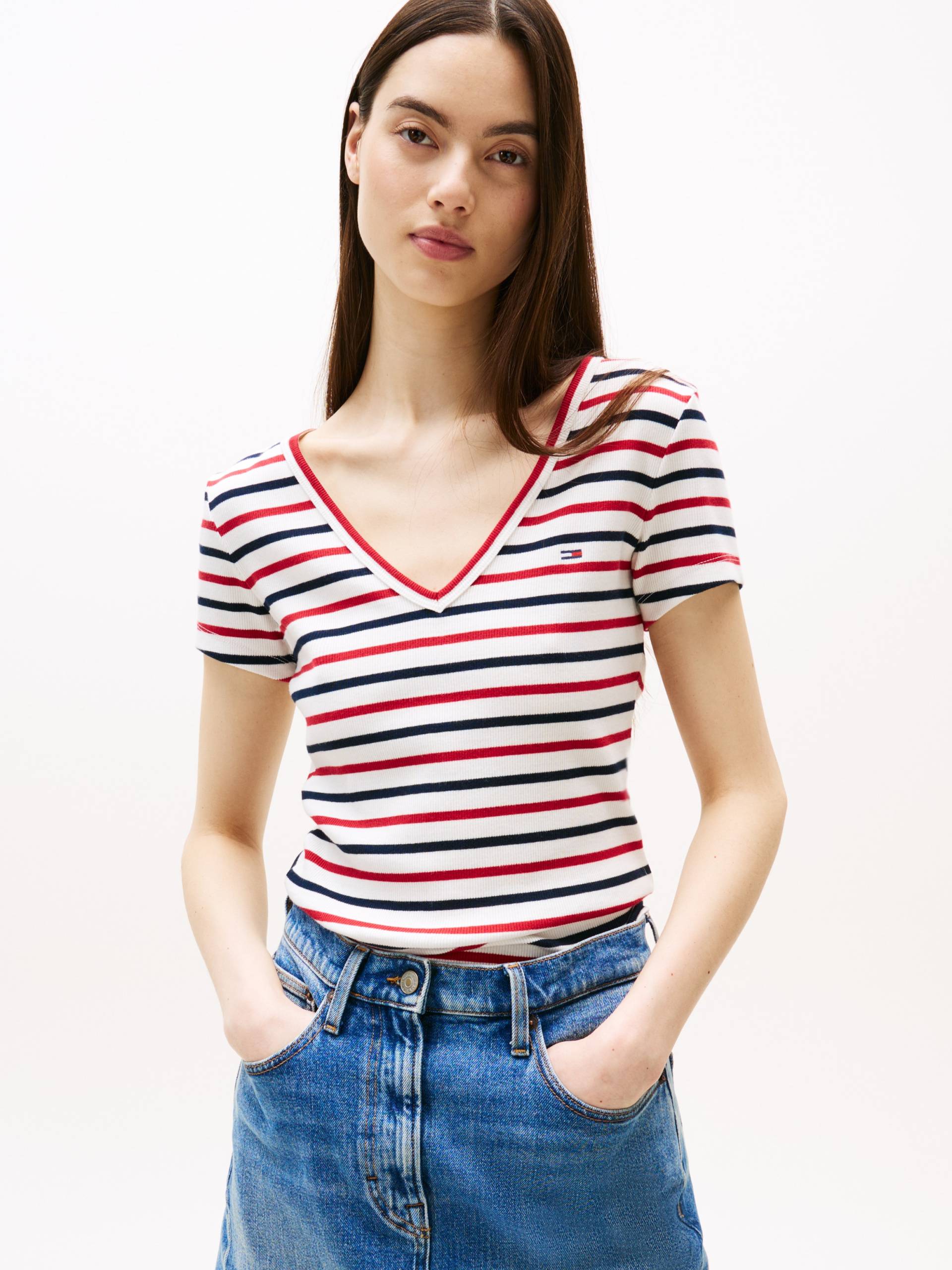 Tommy Jeans T-Shirt »TJW SLIM ESSENTIAL RIB V SS«, mit Logostickerei Tommy Jeans T-Shirt »TJW SLIM ESSENTIAL RIB V SS«, mit Logostickerei von Tommy Jeans