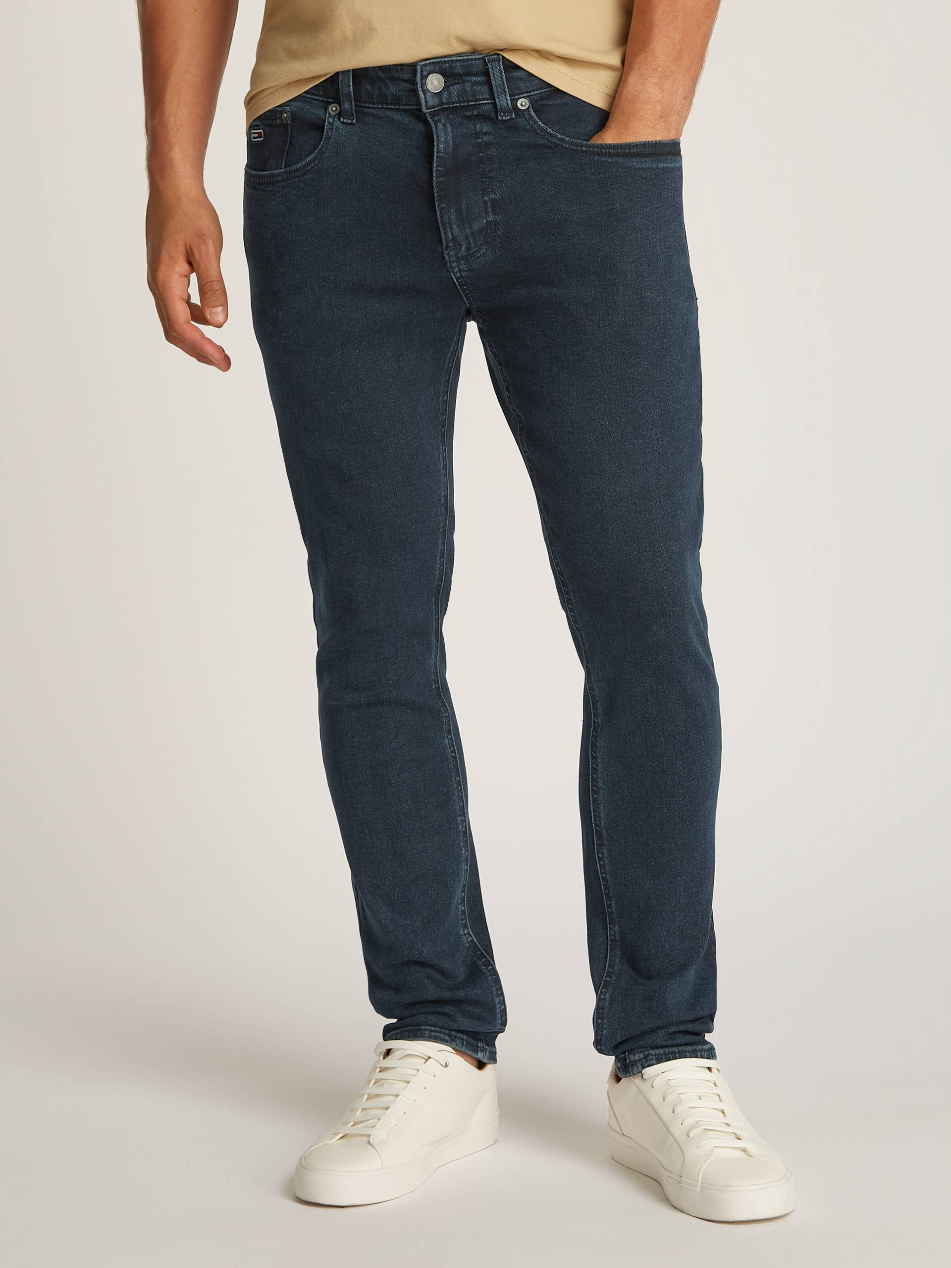 Tommy Jeans Tapered-fit-Jeans »Austim Slim Tapered«, mit Logostickereien Tommy Jeans Tapered-fit-Jeans »Austim Slim Tapered«, mit Logostickereien von Tommy Jeans