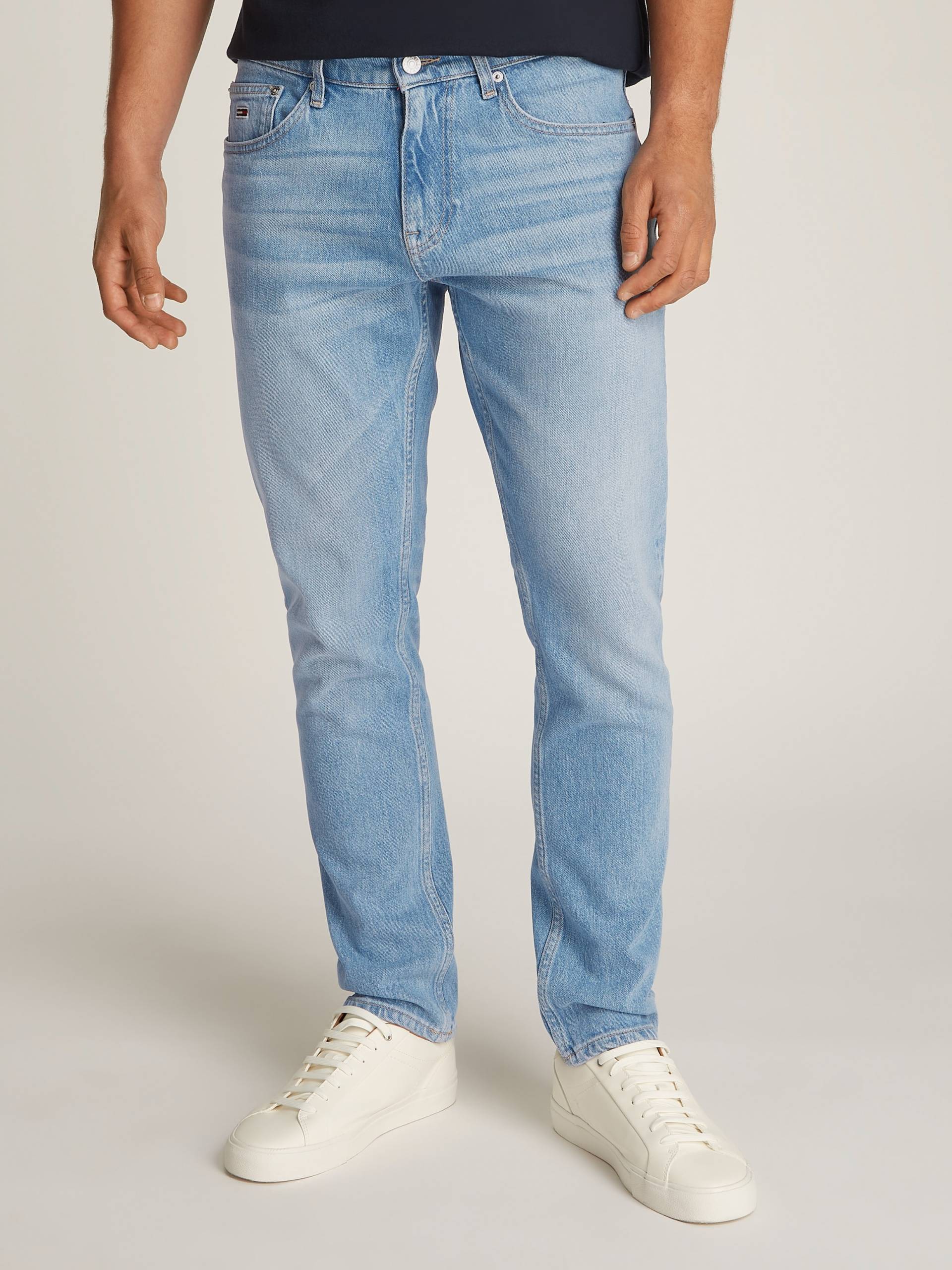 Tommy Jeans Tapered-fit-Jeans »Austim Slim Tapered«, mit Logostickereien Tommy Jeans Tapered-fit-Jeans »Austim Slim Tapered«, mit Logostickereien von Tommy Jeans