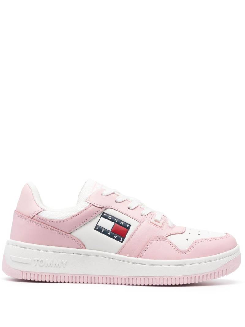 Tommy Jeans embossed-logo leather sneakers - Pink von Tommy Jeans
