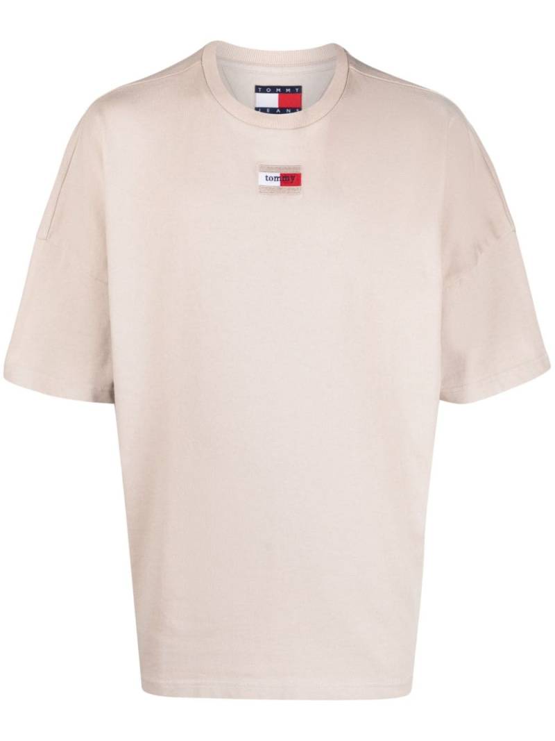 Tommy Jeans logo-patch cotton T-shirt - Neutrals von Tommy Jeans