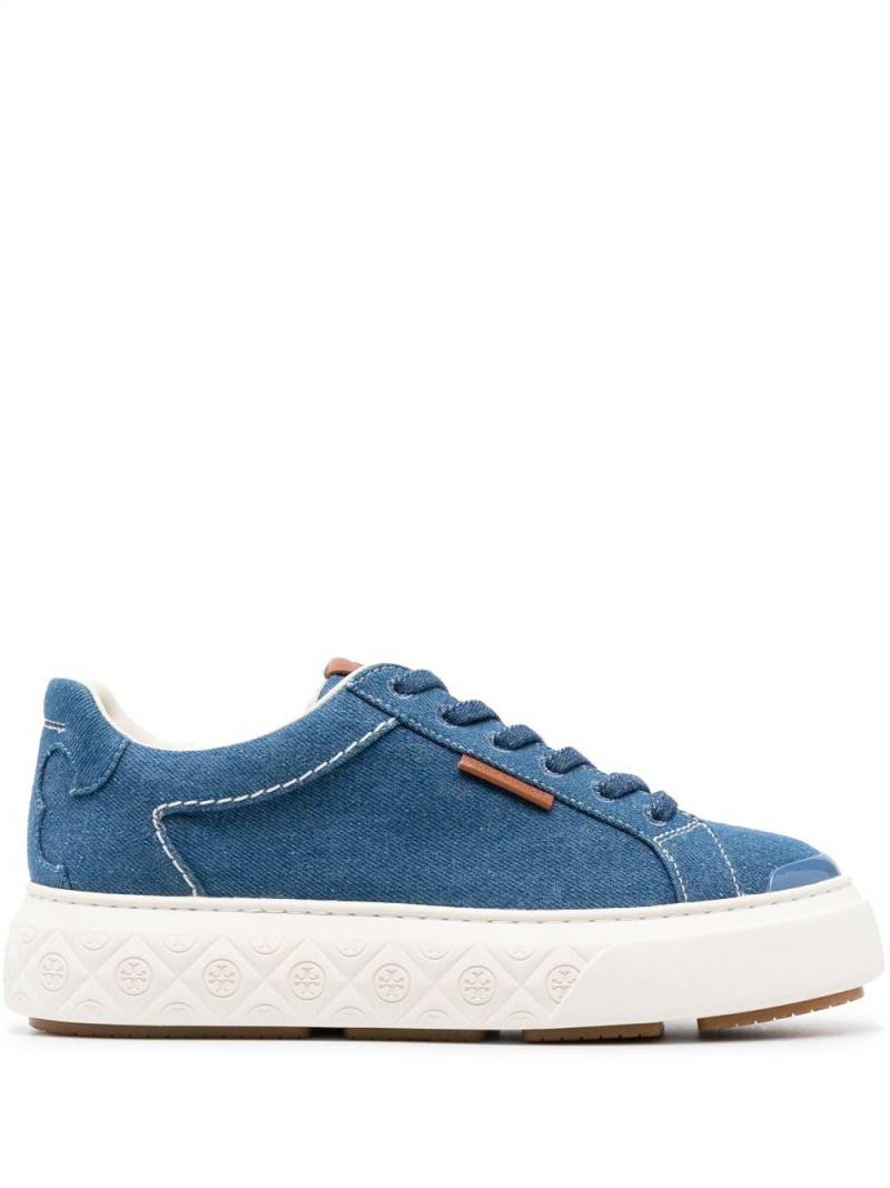 Tory Burch logo-patch lace-up denim sneakers - Blue von Tory Burch