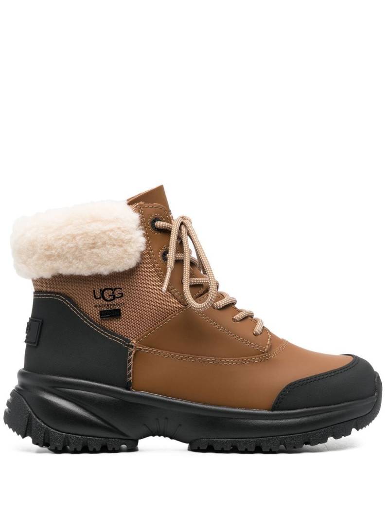 UGG Yose Fluff ankle boots - Brown von UGG