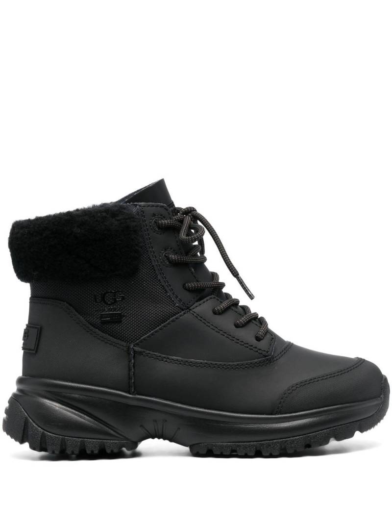 UGG Yose Fluff lace-up boots - Black von UGG
