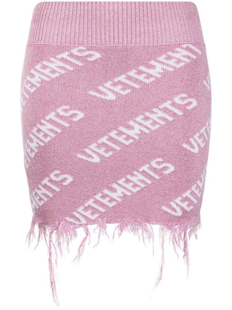VETEMENTS logo-intarsia frayed miniskirt - Pink von VETEMENTS