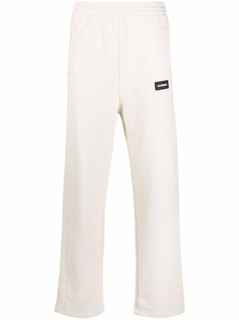 VETEMENTS logo-patch sweatpants - Neutrals von VETEMENTS