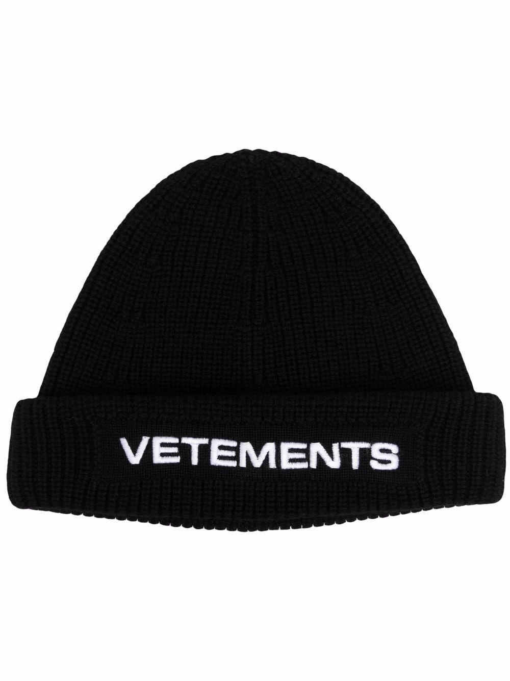VETEMENTS logo-print knitted beanie - Black von VETEMENTS