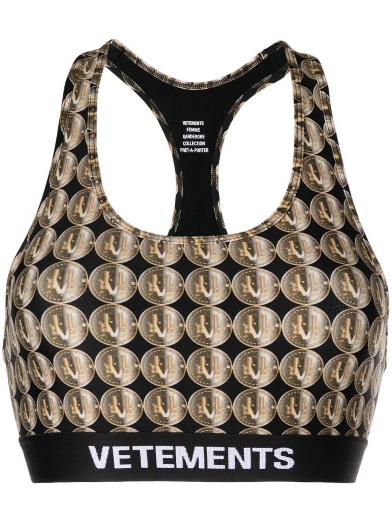 VETEMENTS logo-print racerback sports bra - Black von VETEMENTS