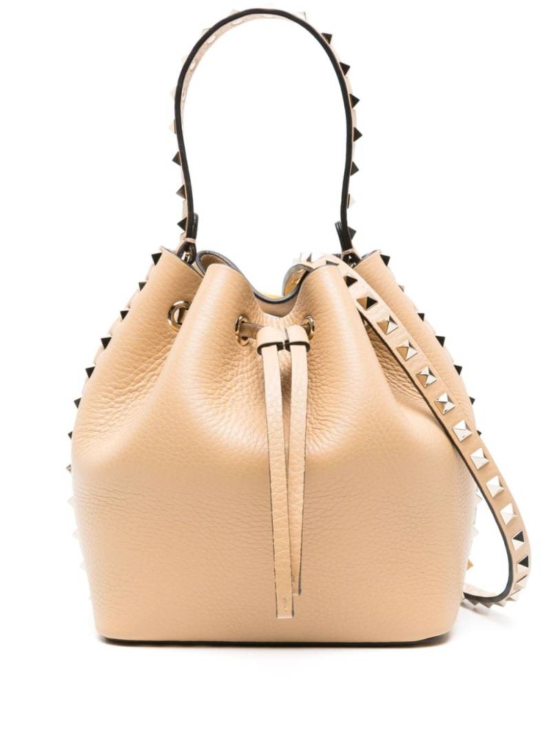 Valentino Garavani Rockstud leather bucket bag - Neutrals von Valentino Garavani