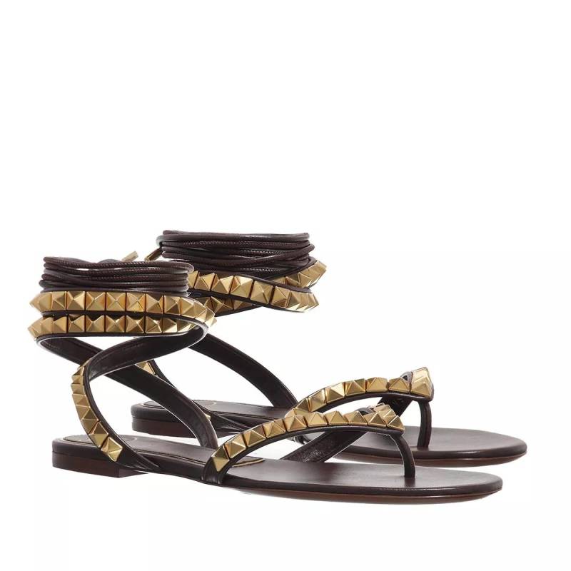 Valentino Garavani Sandalen - Rockstud No Limit Flat Thong Sandals - Gr. 36 (EU) - in Braun - für Damen von Valentino Garavani