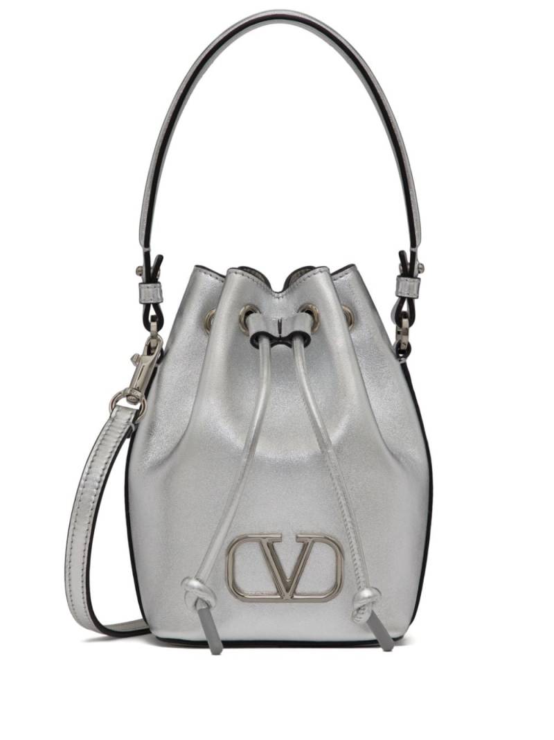 Valentino Garavani mini VLogo Signature metallic bucket bag - Grey von Valentino Garavani