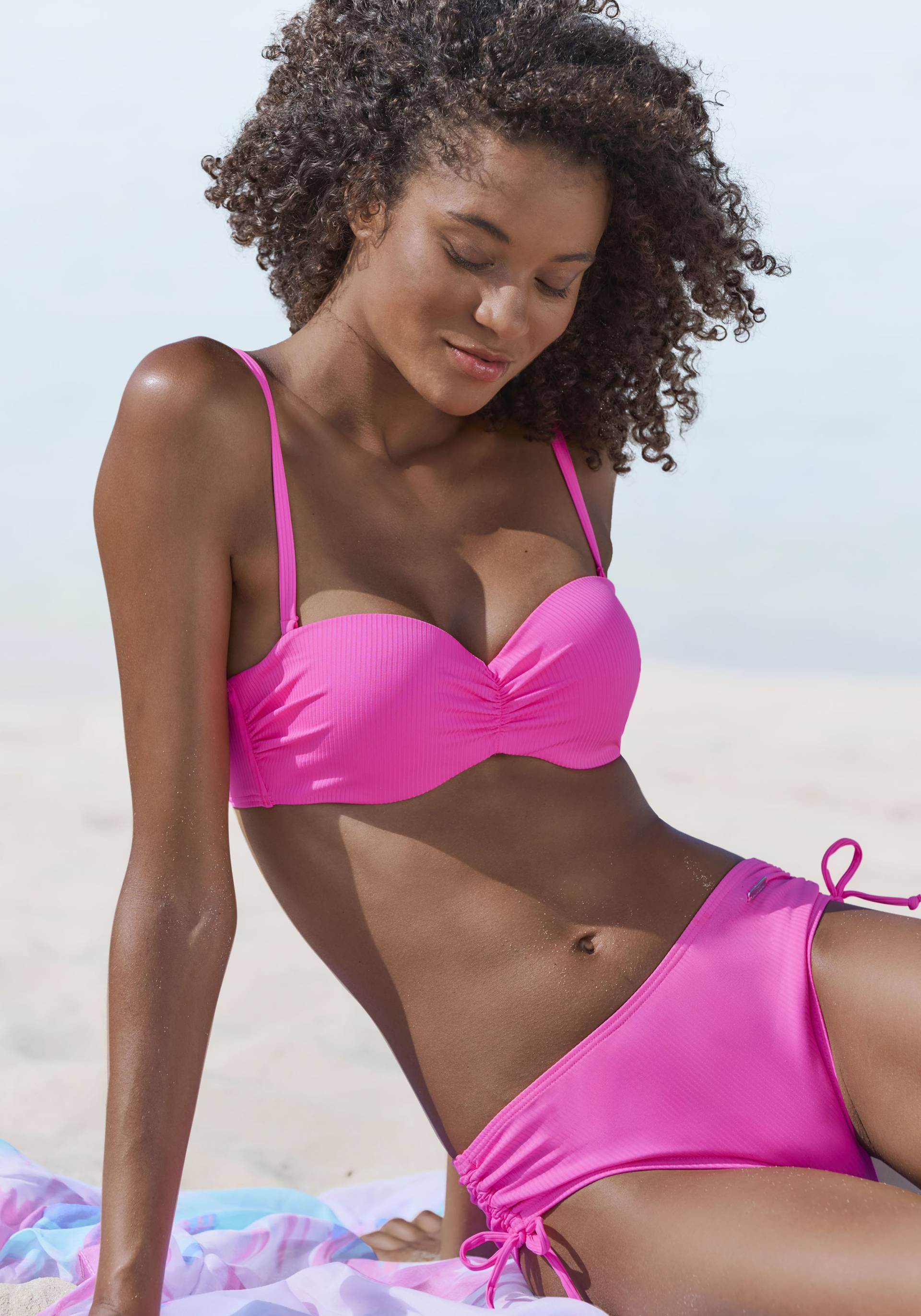 Venice Beach Bikini-Hose »Lucky«, aus gerippter Strukturware Venice Beach Bikini-Hose »Lucky«, aus gerippter Strukturware von Venice Beach