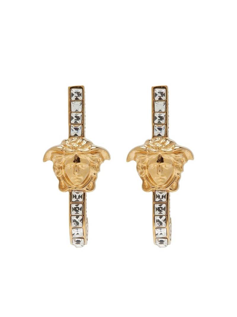 Versace Medusa crystal-embellished huggie earrings - Gold von Versace