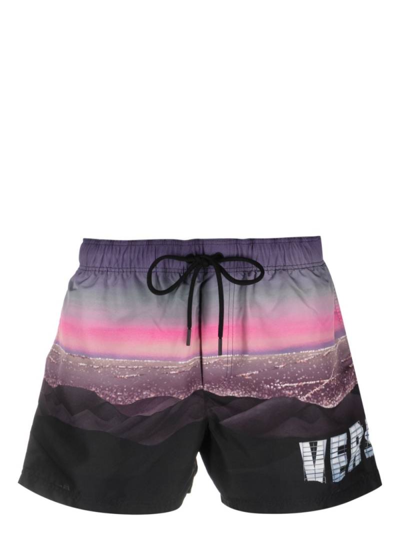 Versace Versace Hills-print swim shorts - Black von Versace