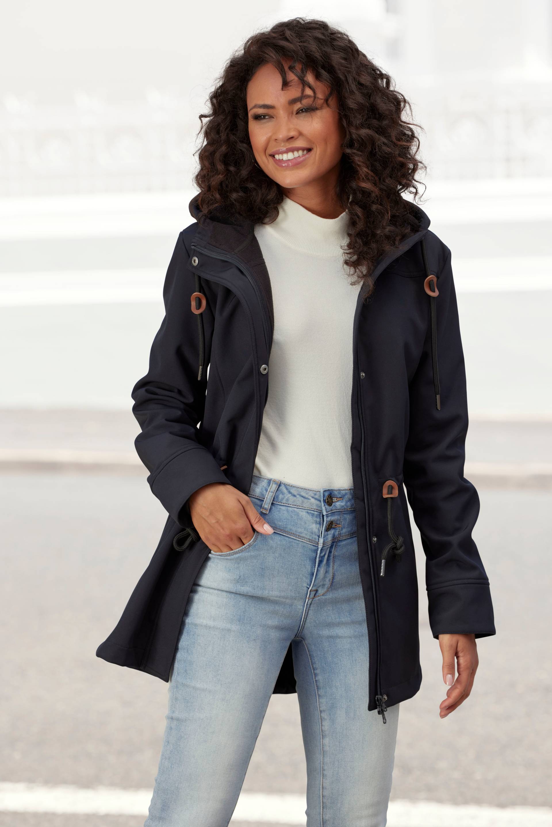 Vivance active Softshelljacke, mit Kapuze, mit Kordelzug an der Taille Vivance active Softshelljacke, mit Kapuze, mit Kordelzug an der Taille von Vivance active